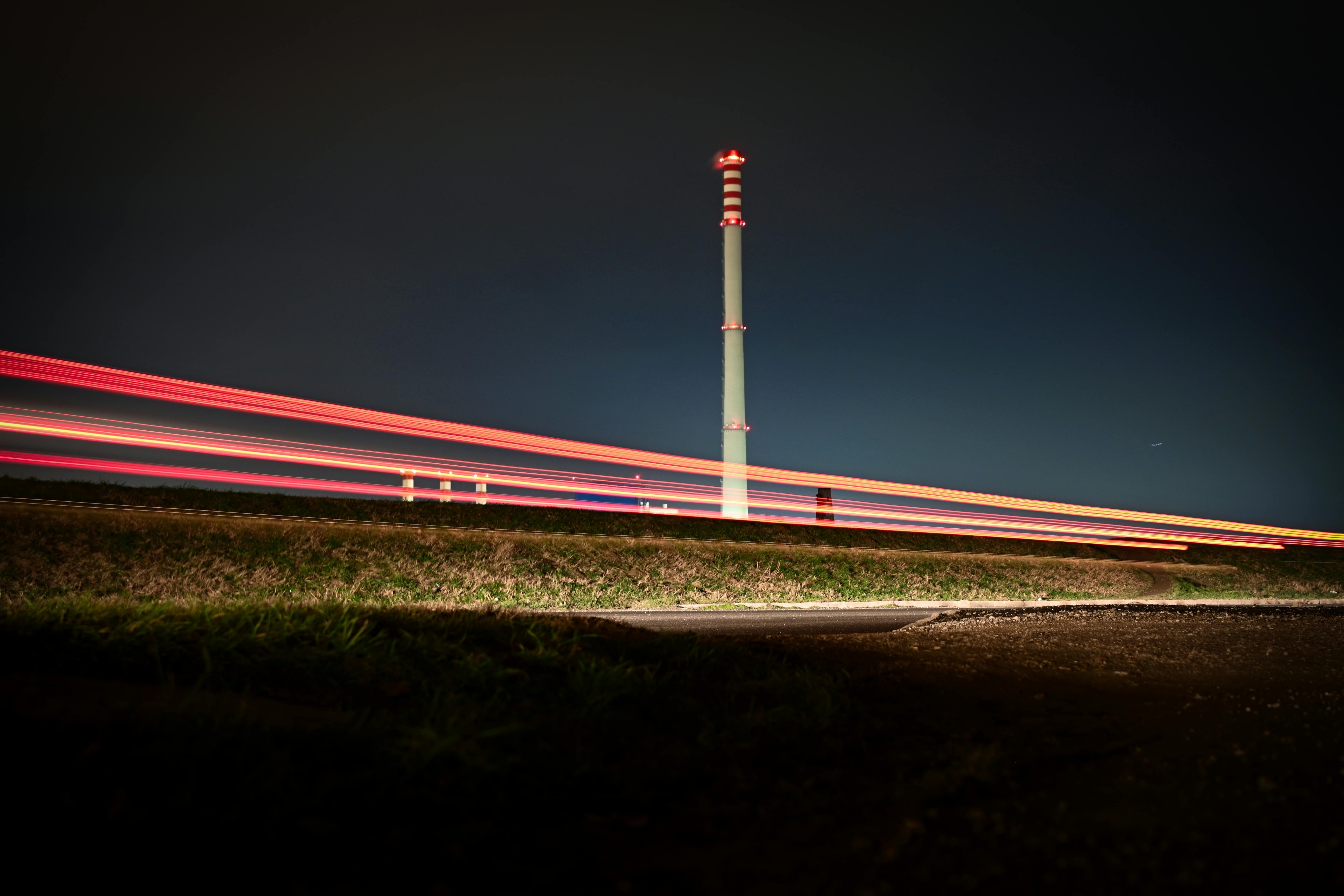 Gratuit Longue exposition artistique de lumières d'autoroute et d'une cheminée la nuit. Photos