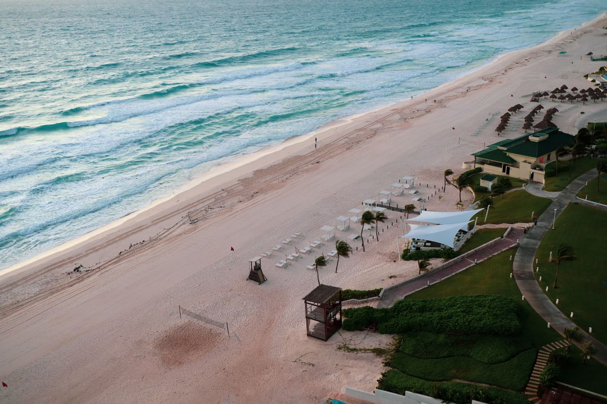 Vista aérea serena de la hermosa costa de Cancún con aguas turquesa y arena