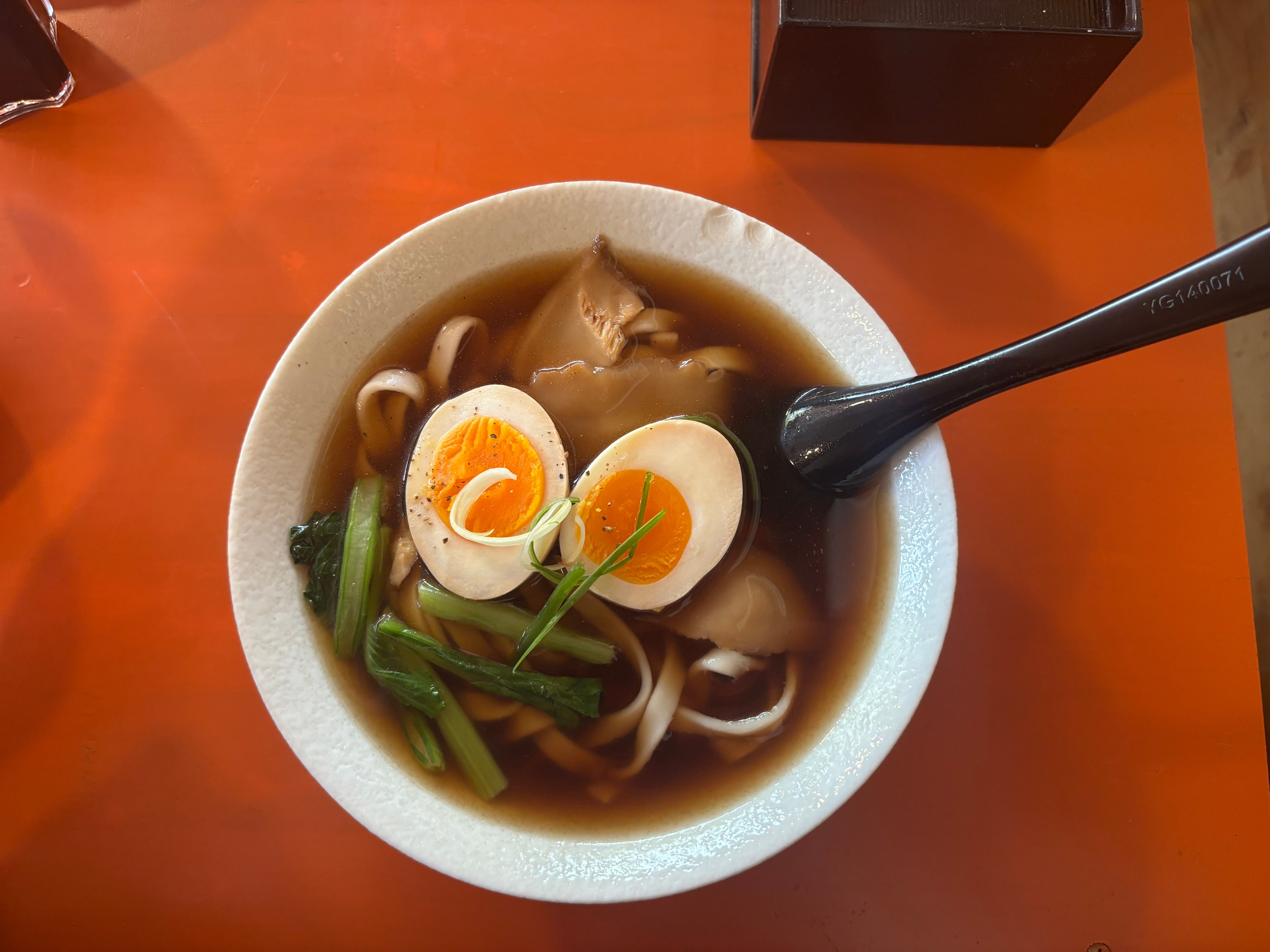 Una olla grande de sopa casera hirviendo a fuego lento en la estufa.