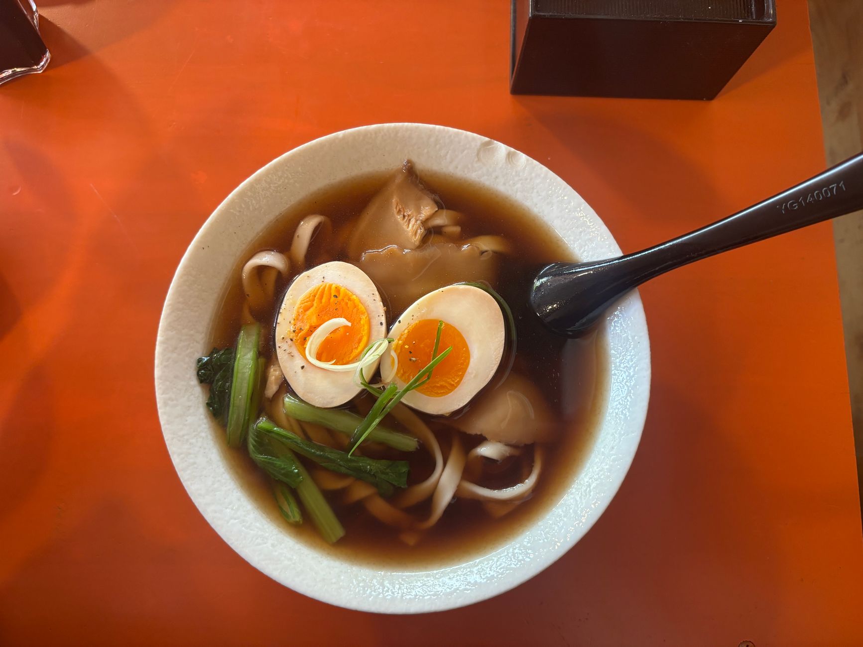 Sopa Cocinándose Una olla grande de sopa casera hirviendo a fuego lento en la estufa.