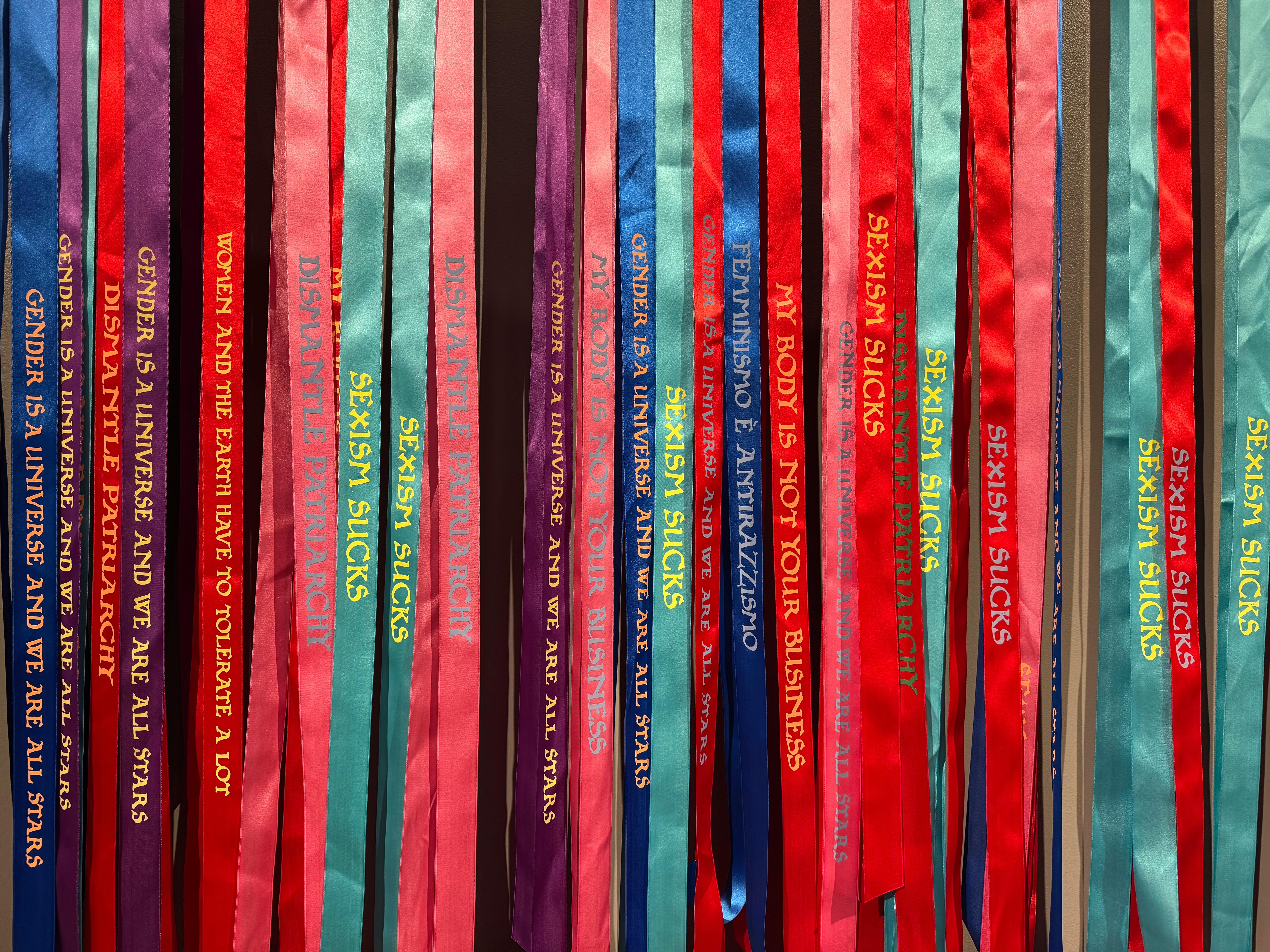 бесплатная Яркое множество лент с посланиями, пропагандирующими гендерное равенство и феминизм. Стоковое фото