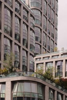 曲线玻璃建筑与丰盛绿意在纽约市的城市景观中交融。 - 相关推荐