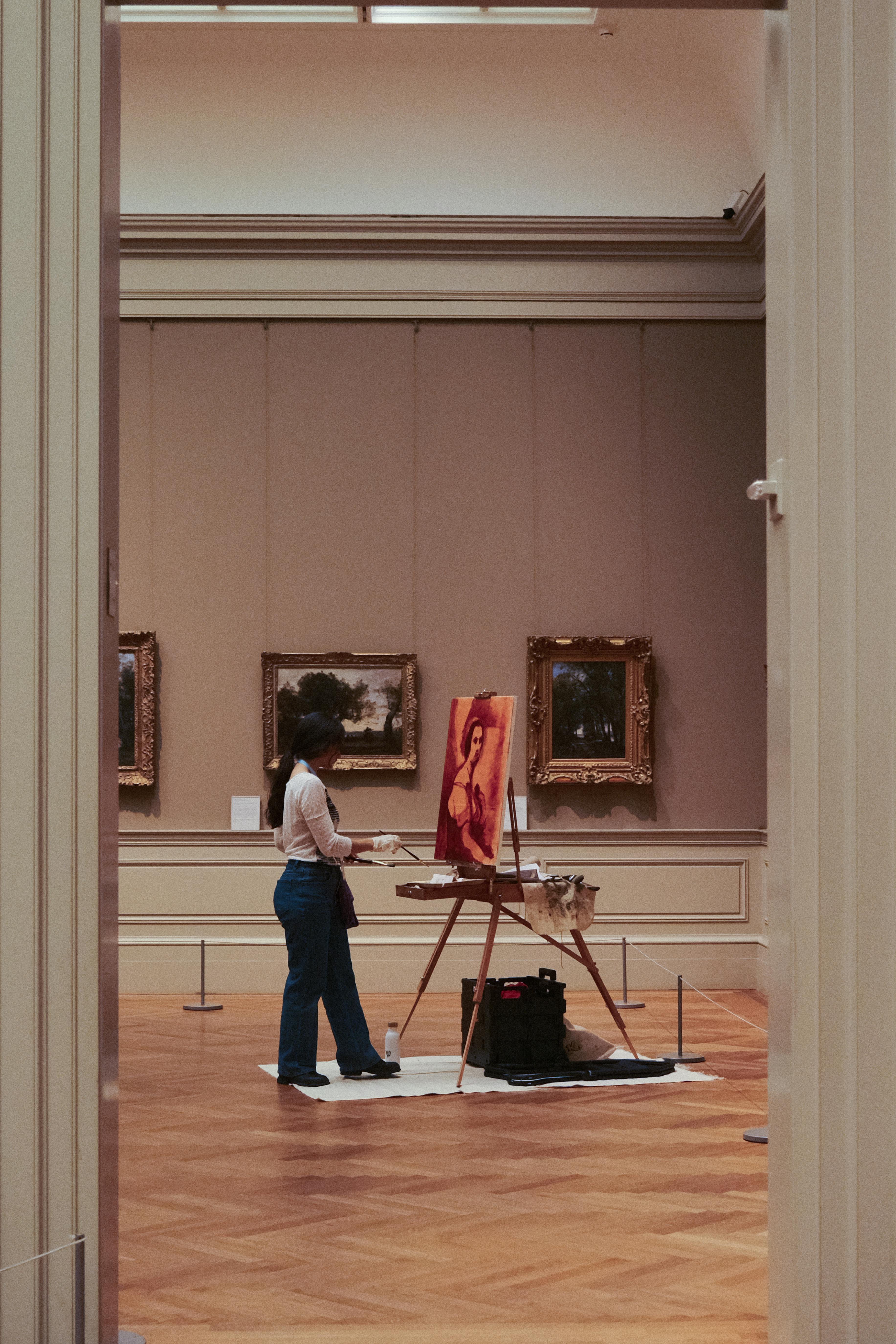 Bezpłatne Młody artysta maluje w nowojorskim muzeum, łącząc kreatywność z kulturą. Zdjęcie z galerii