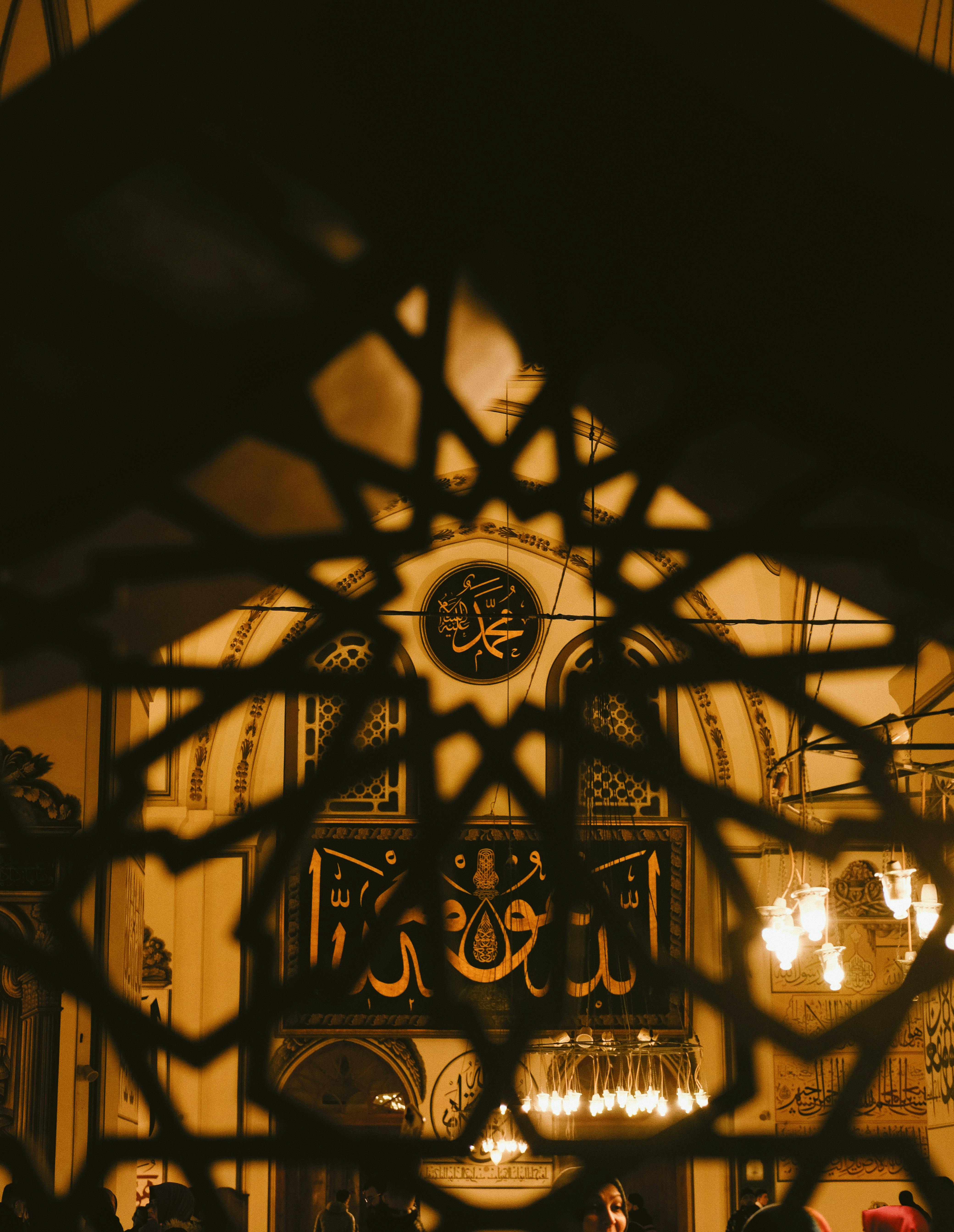 gratis Een adembenemend uitzicht op islamitische architectuur met Arabische kalligrafie en ingewikkelde traliewerkmotieven. Stockfoto