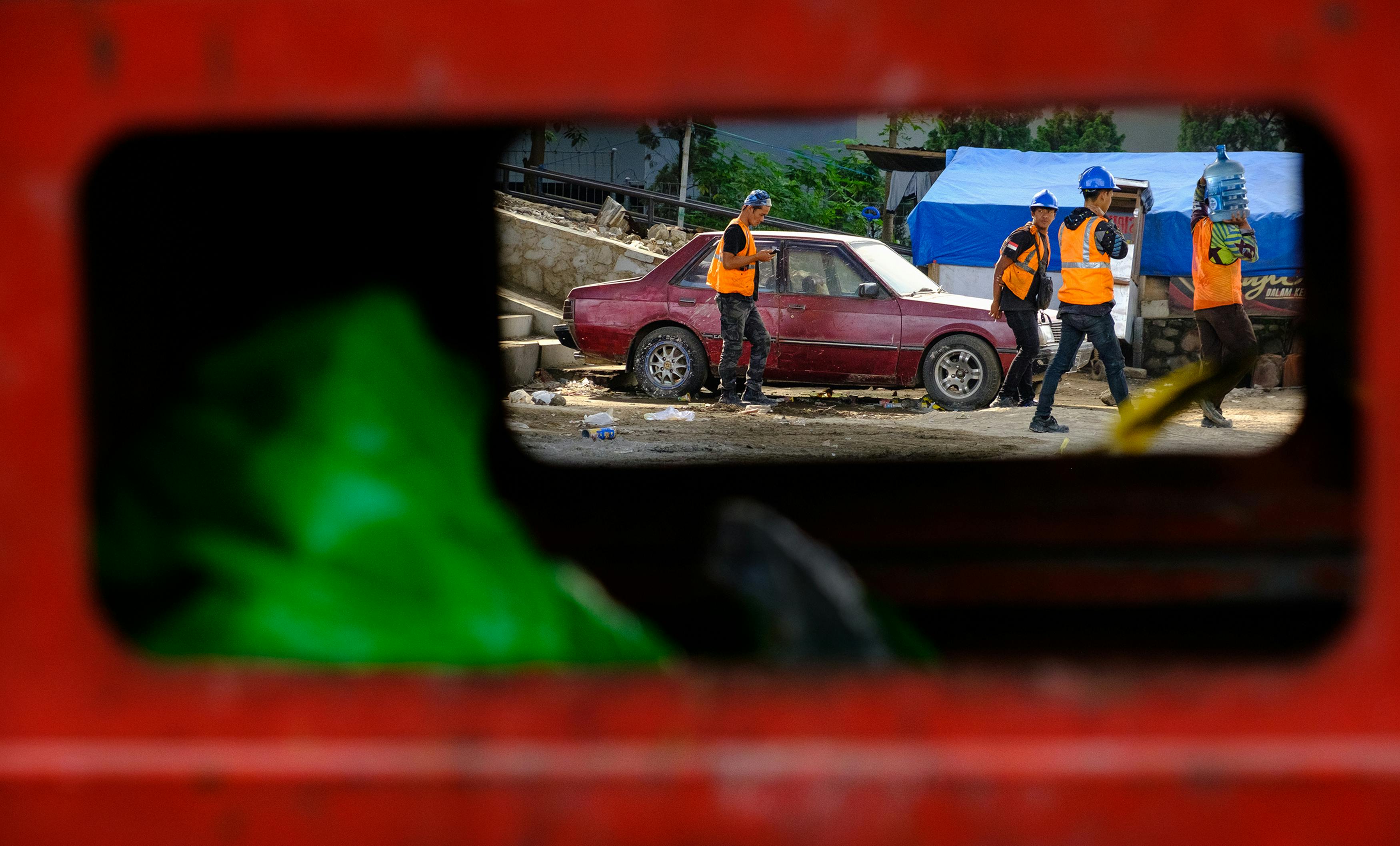 無料 バンドンの市街地で安全ベストを着用した作業員たち。 写真素材