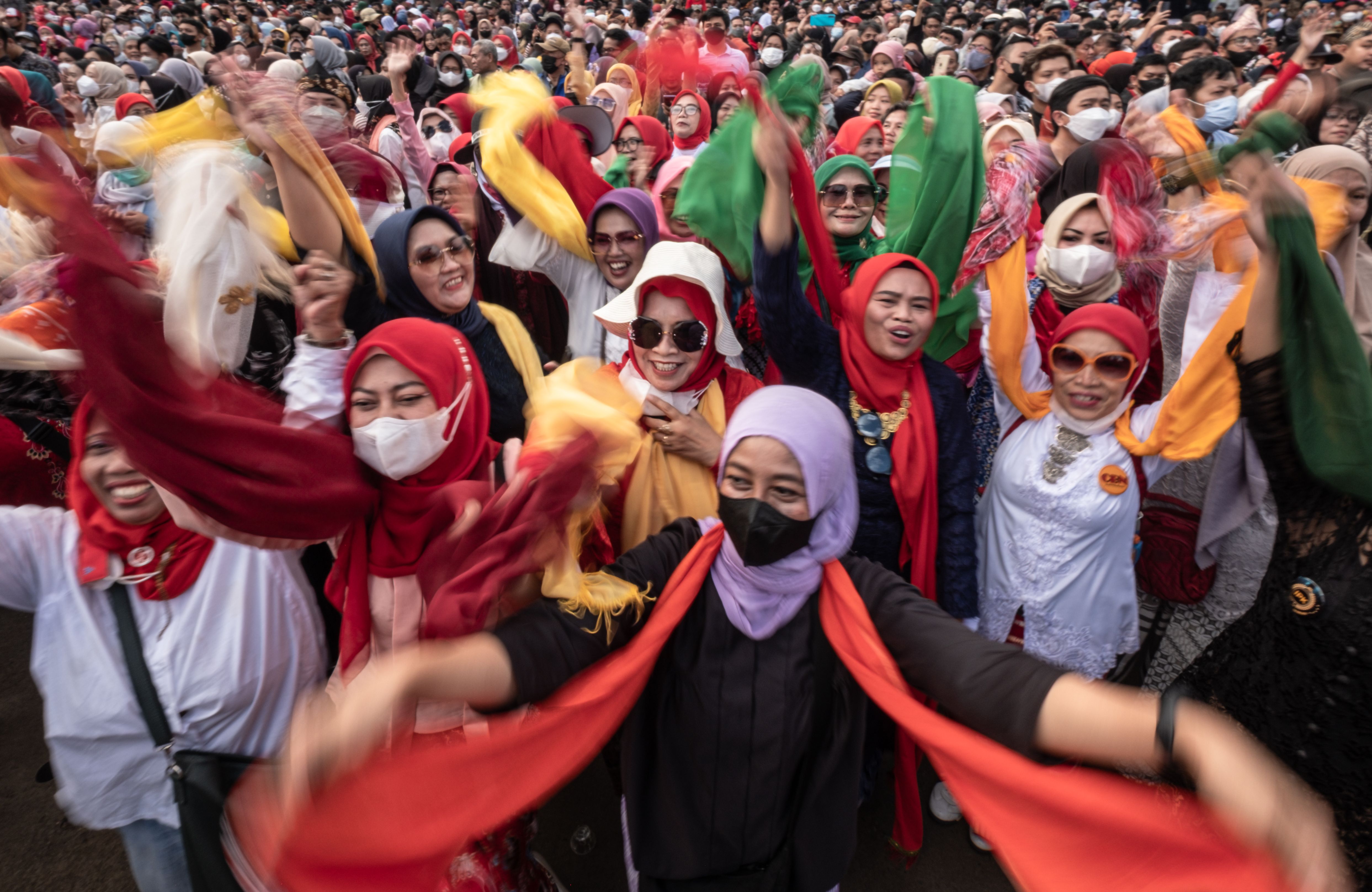 Pendukung berbagai negara merayakan pertandingan di Kansas City dengan bendera, musik, dan suasana festival meriah