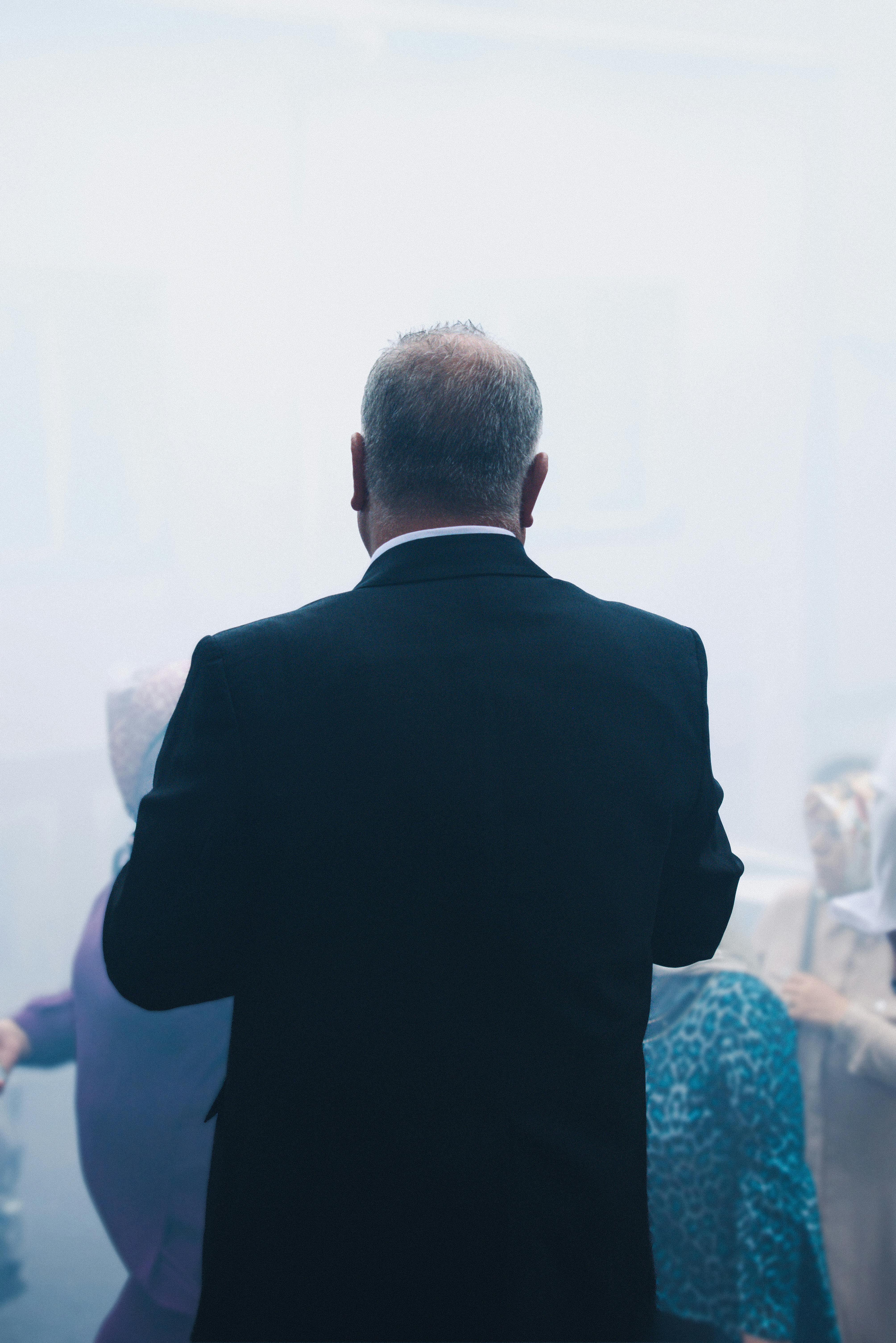 Ücretsiz kalabalık, sis, sırtı dönük adam içeren Ücretsiz stok fotoğraf Stok Fotoğraflar