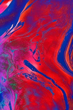 这幅充满活力、丰富多彩的抽象画，以大胆的红色、蓝色和紫色色调，呈现出流动的图案