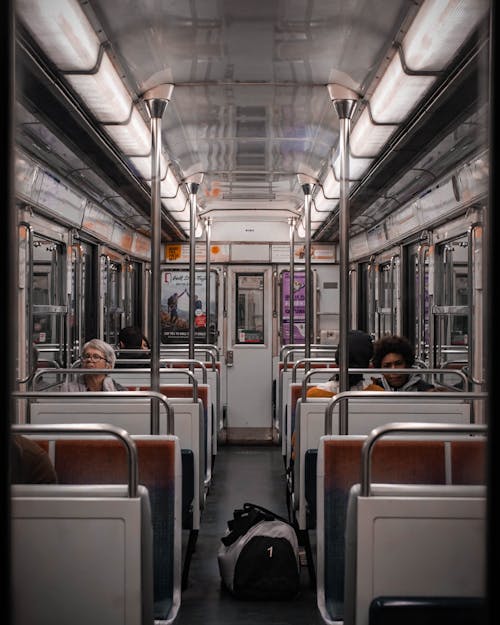 Foto De Personas Sentadas Dentro Del Tren