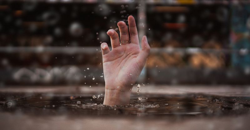 Fuite sur une canalisation enterrée : les signes avant la vente