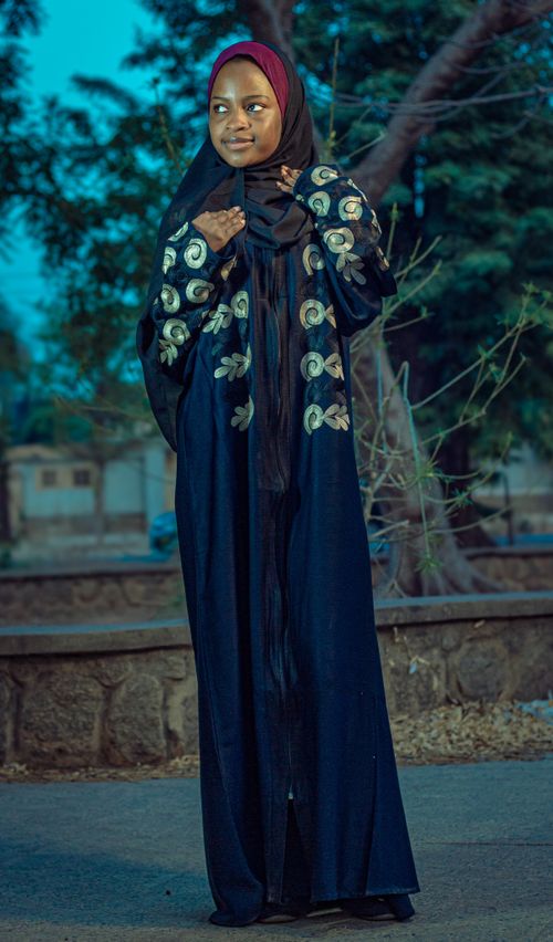 Free Portrait of a woman in elegant traditional clothing outdoors in Zaria City, Nigeria. Stock Photo