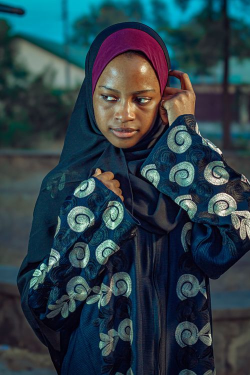 Free Striking portrait of a woman in a Nigerian traditional outfit in Zaria, Nigeria. Stock Photo