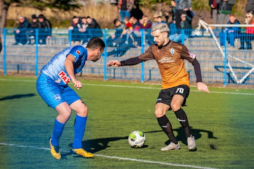 Gündüz Futbol Oynayan Adam Fotoğrafı