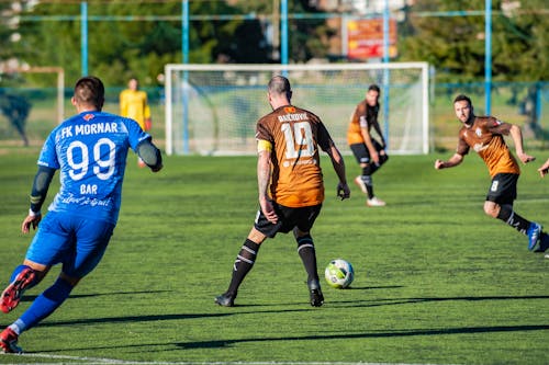 Foto De Homens Jogando Futebol Durante O Dia