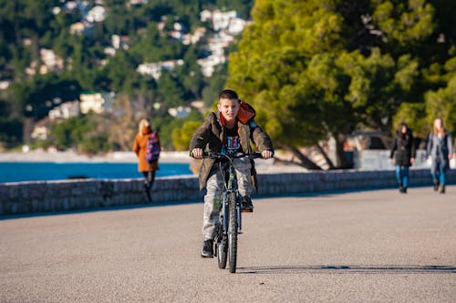 一個年輕人在城市騎自行車