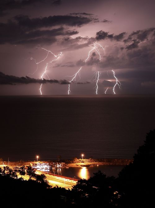 Free A stunning view of lightning striking over the Black Sea near Fındıklı, Rize, Türkiye. Stock Photo