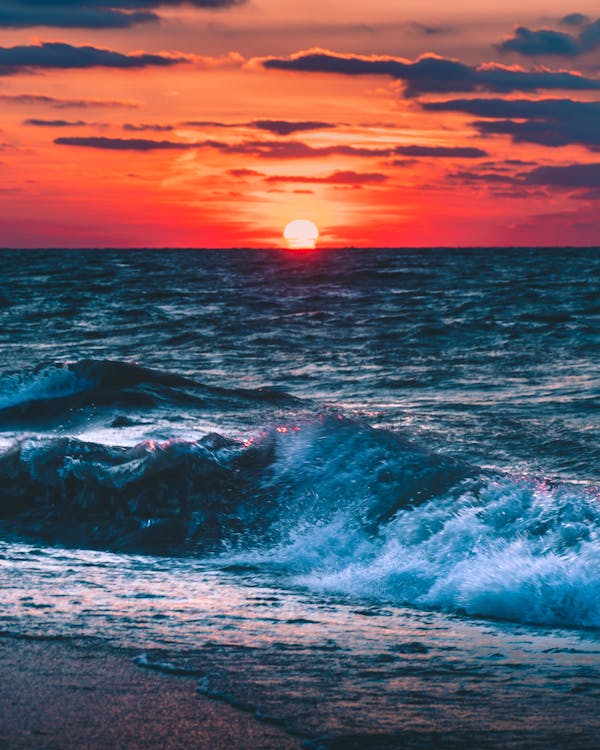 Foto Laut Saat Matahari Terbenam
