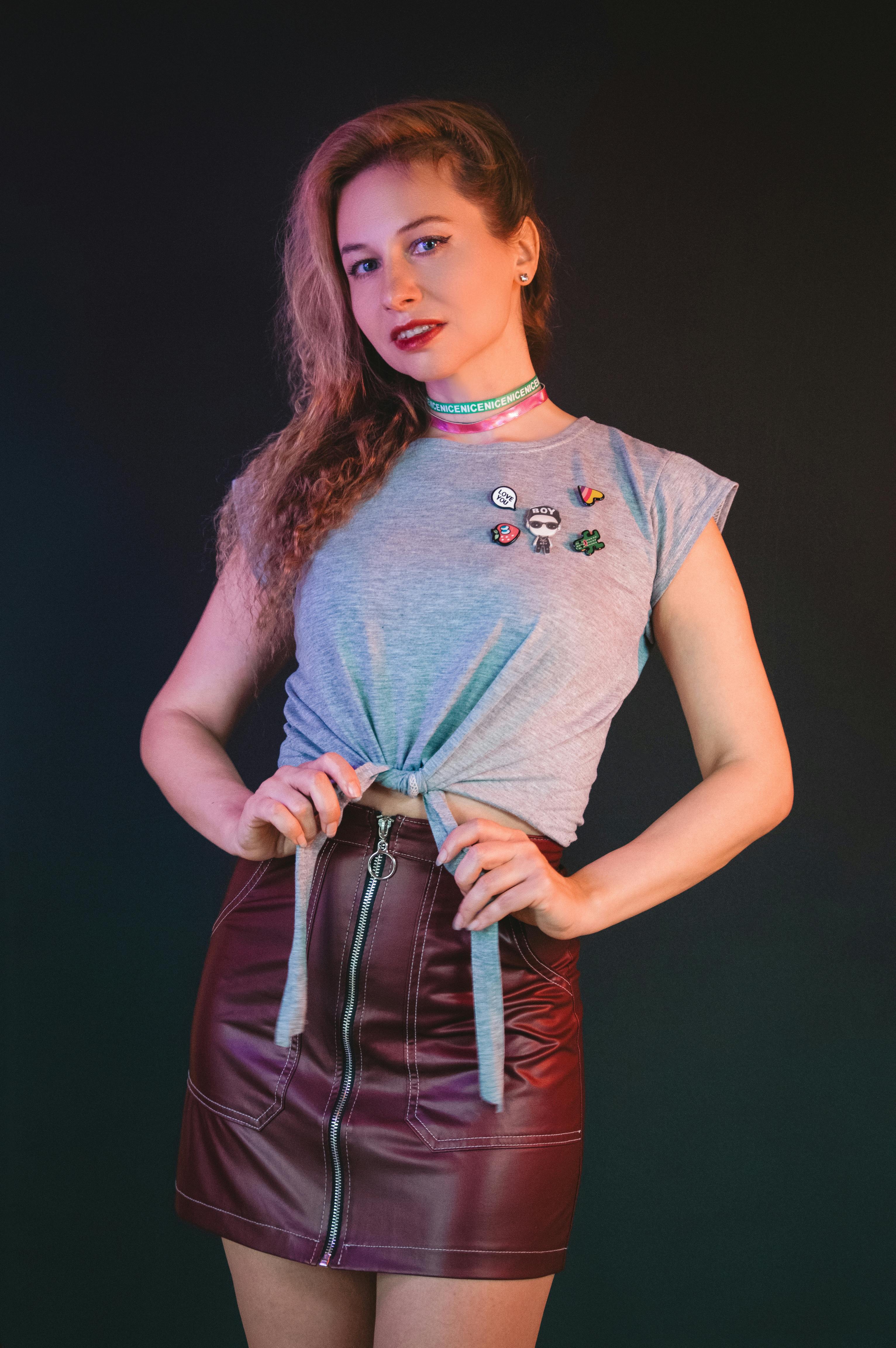 ฟรี หญิงสาวมีสไตล์ในชุดทันสมัย ​​โพสท่าอย่างมั่นใจอยู่ภายในอาคาร คลังภาพถ่าย