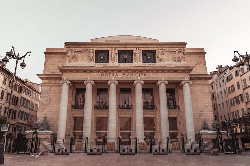Façade historique de l'Opéra Municipal à Marseille au lever du jour