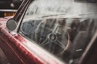 车窗上挂着雨滴的经典汽车内饰特写