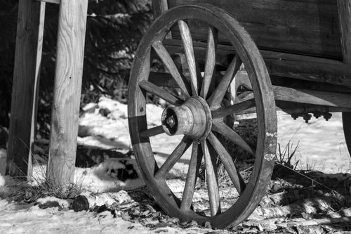 Free Black and white photo of a vintage wooden wagon wheel on a snowy outdoor setting. Stock Photo