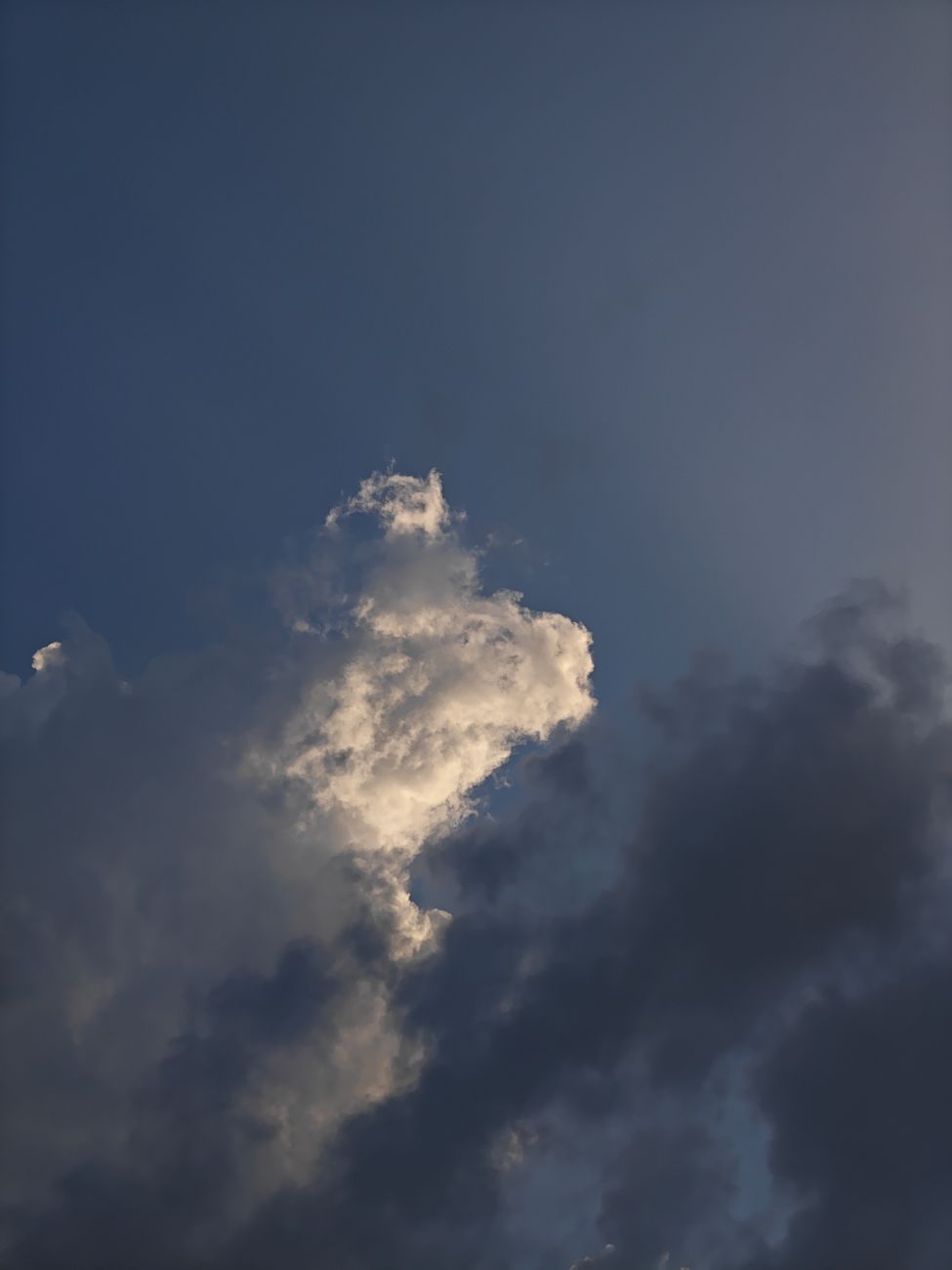 Lebendiger Himmel & Wolke – Anime-Stil Hintergrundbild