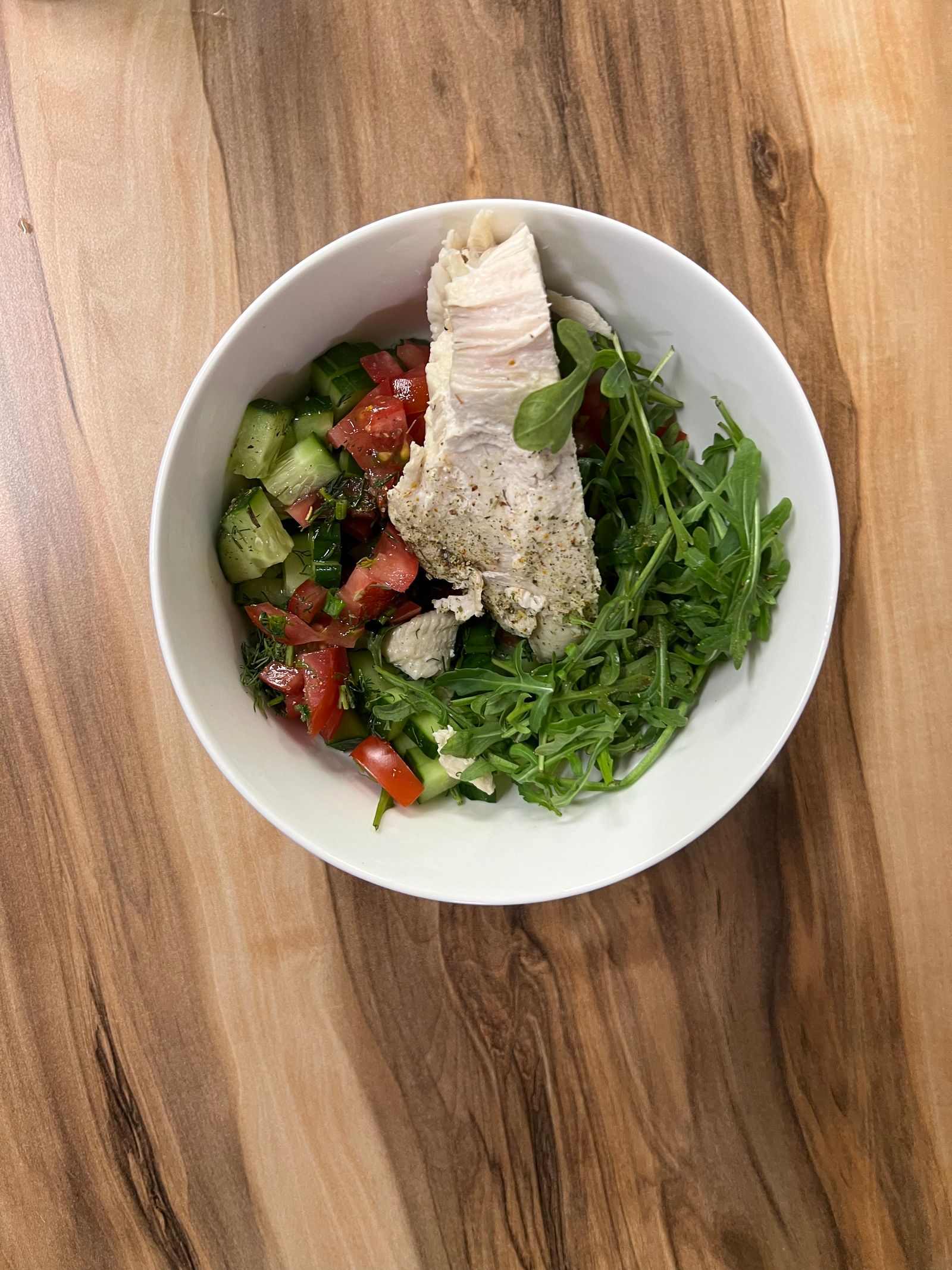 Piring seimbang dengan sayur dan buah, protein, serta karbohidrat