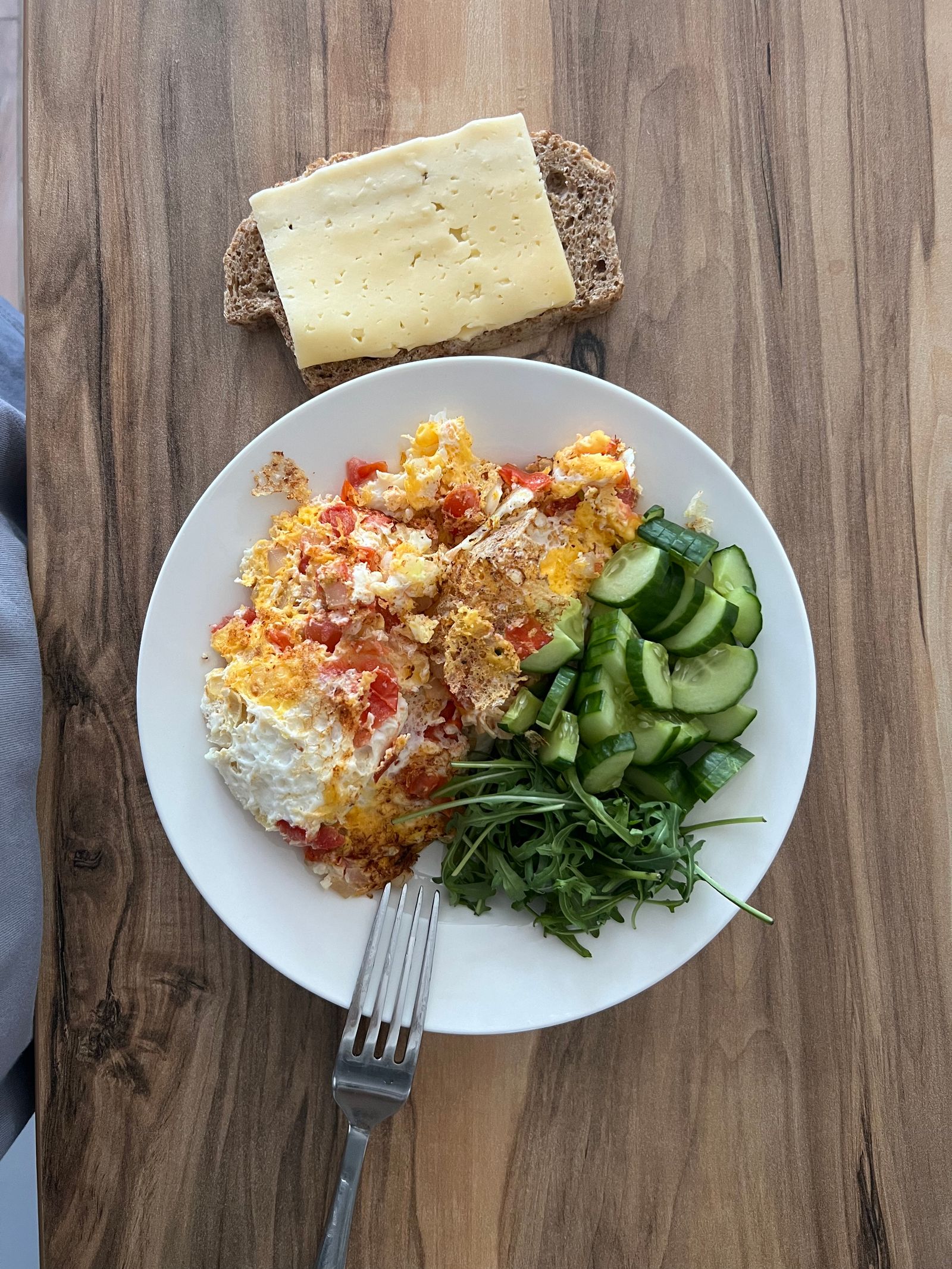 Assiette d'un repas fait maison, sain et coloré