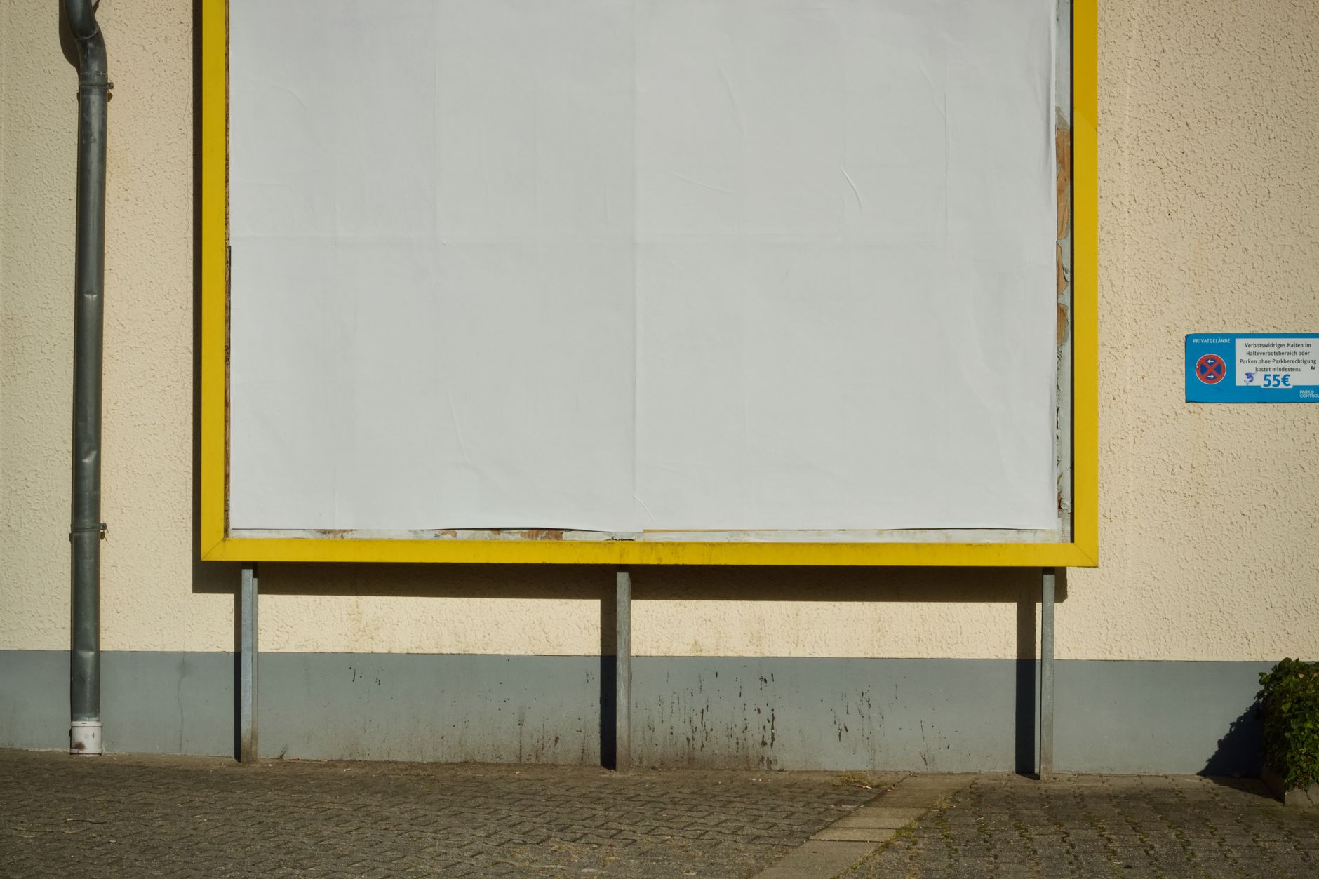 Panneau publicitaire vide en milieu urbain