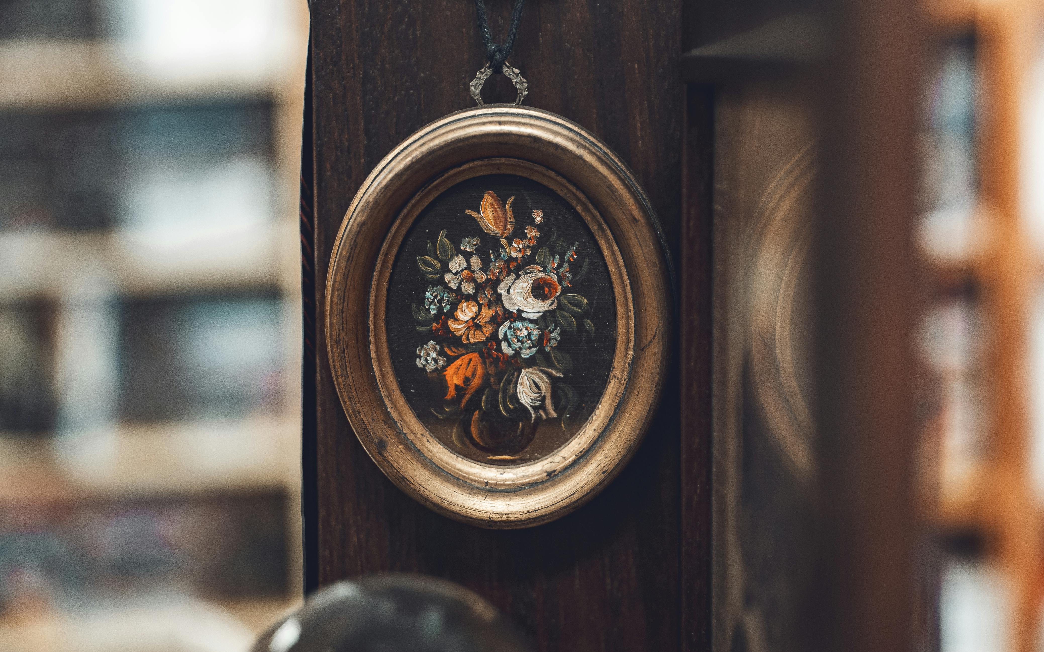 Kostnadsfria En fängslande vintageblommålning inramad i en rund ram, som ger en touch av klassisk elegans till inomhusinredningen. Stock foto