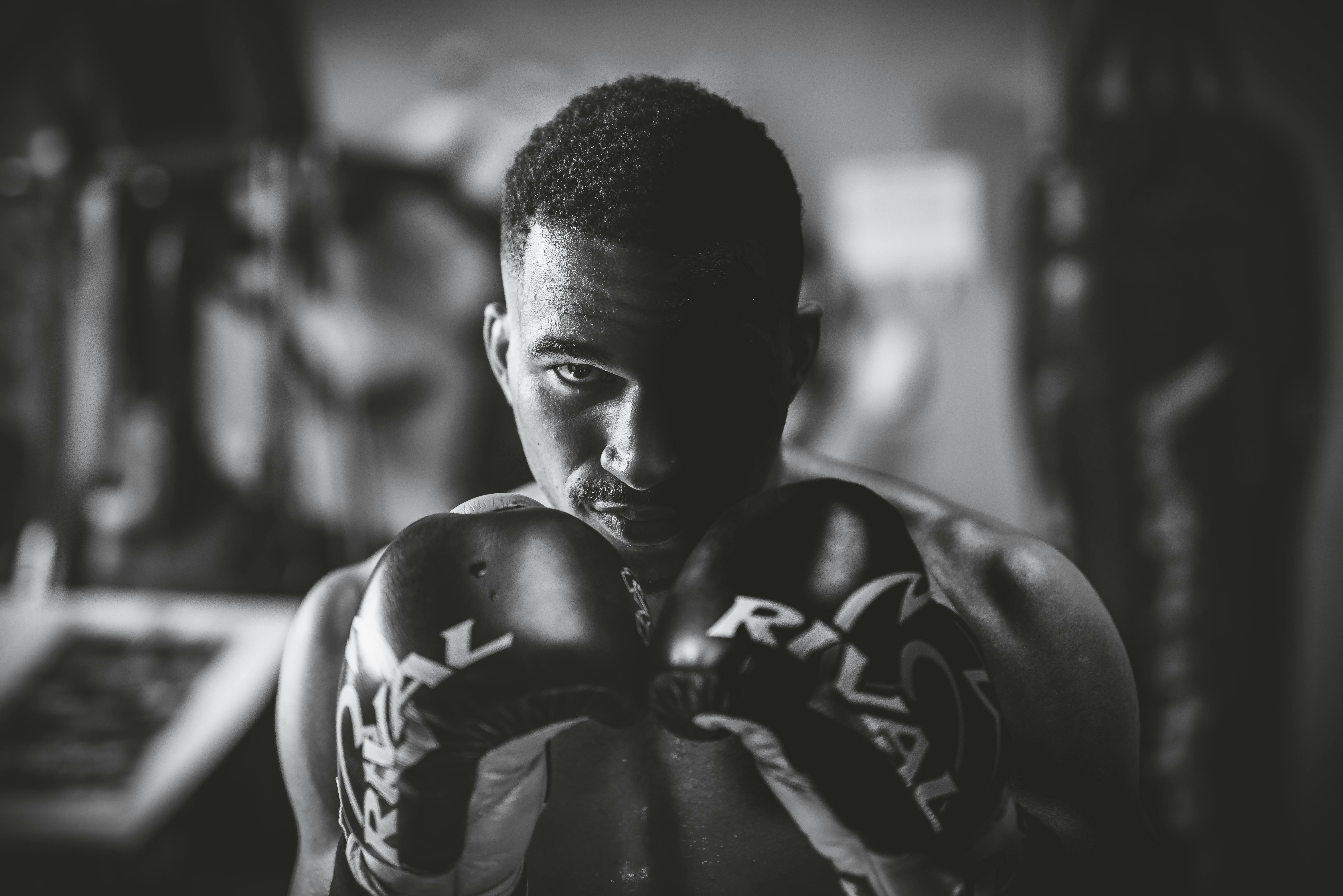 Ücretsiz Spor salonunda odaklanmış bir boksörün gücünü ve azmini vurgulayan çarpıcı siyah beyaz portre. Stok Fotoğraflar