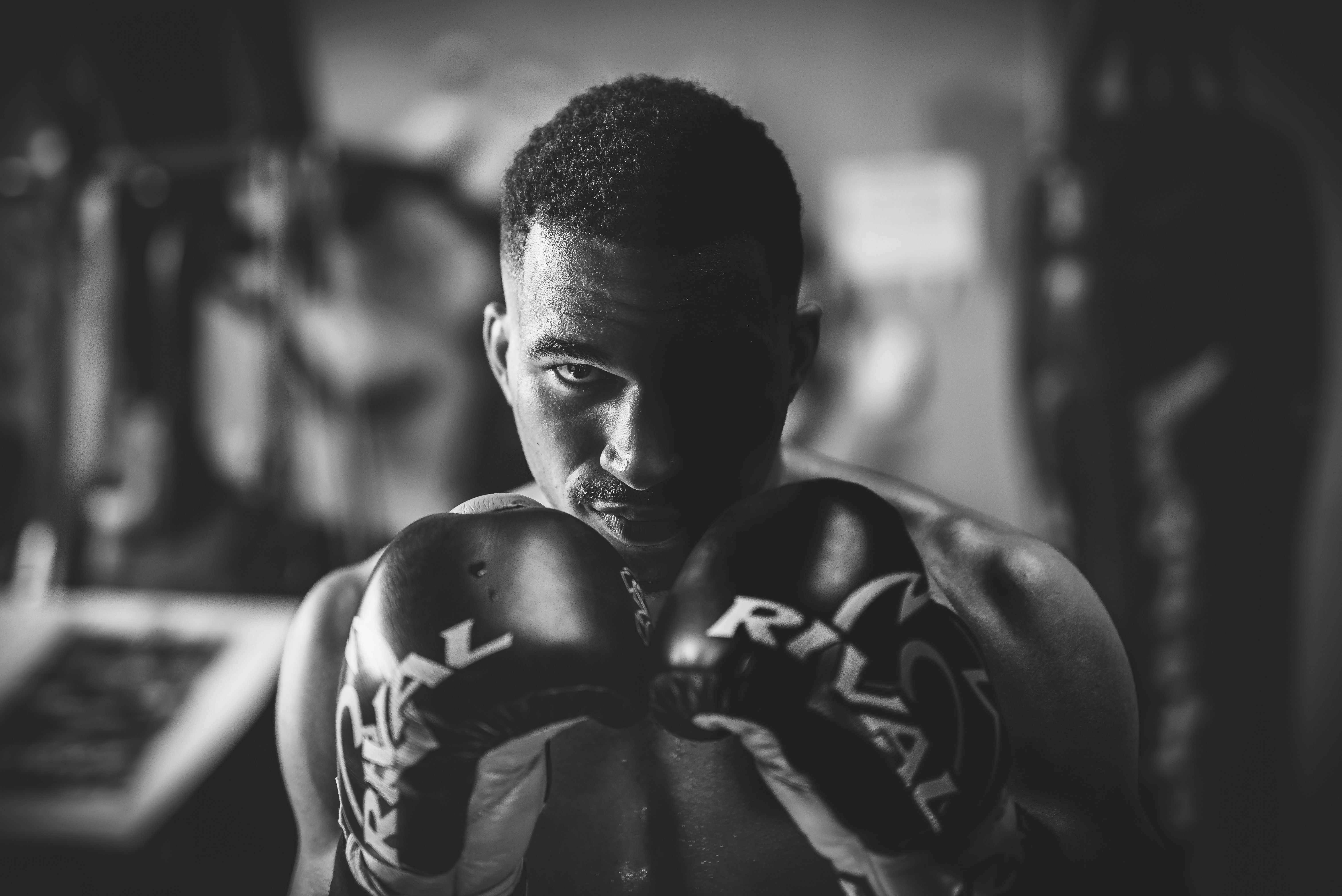 Portrait Puissant D'un Boxeur En Noir Et Blanc · Photo gratuite
