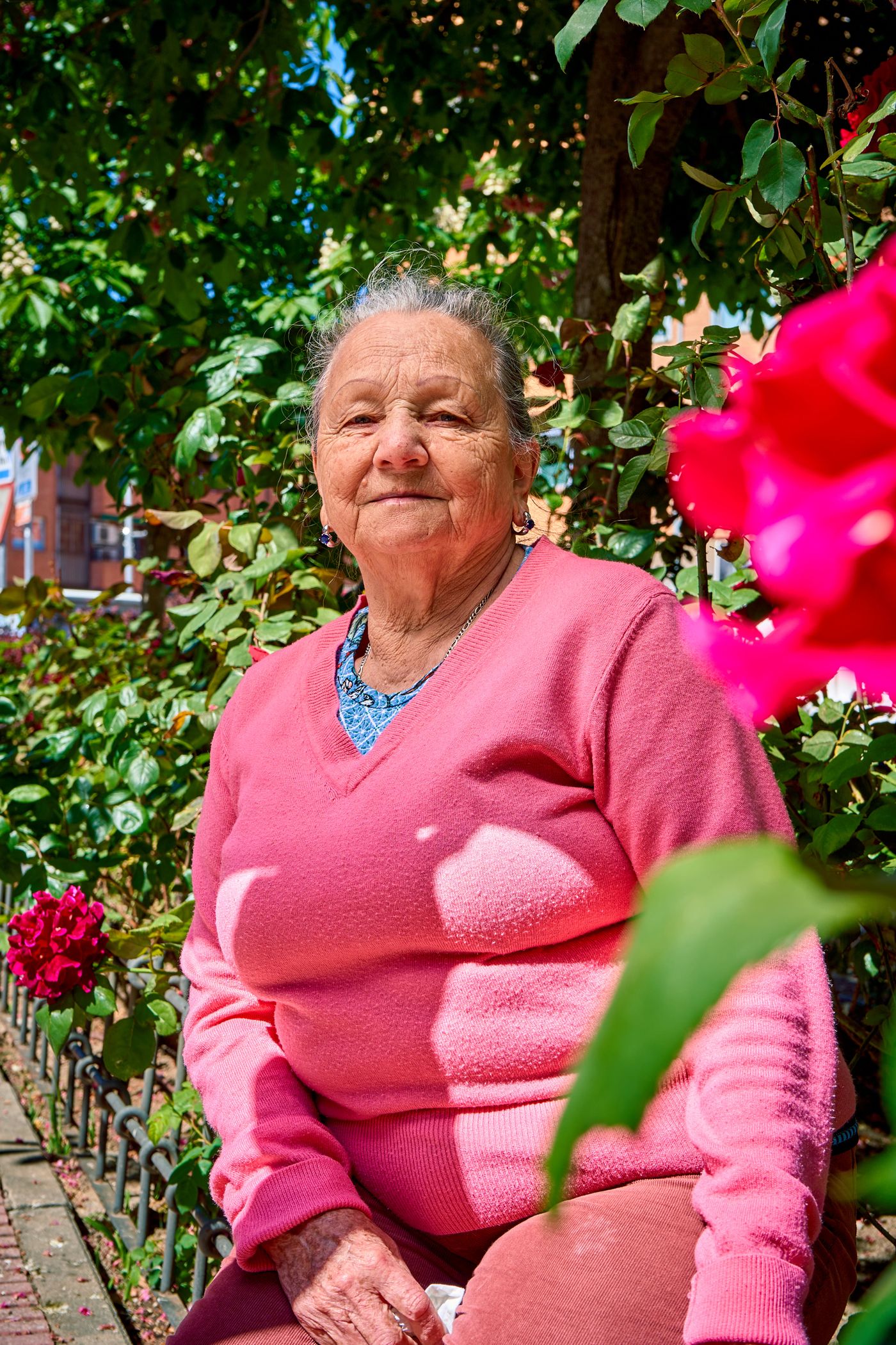 Mujer mayor disfrutando de un jardín en Baleares, España