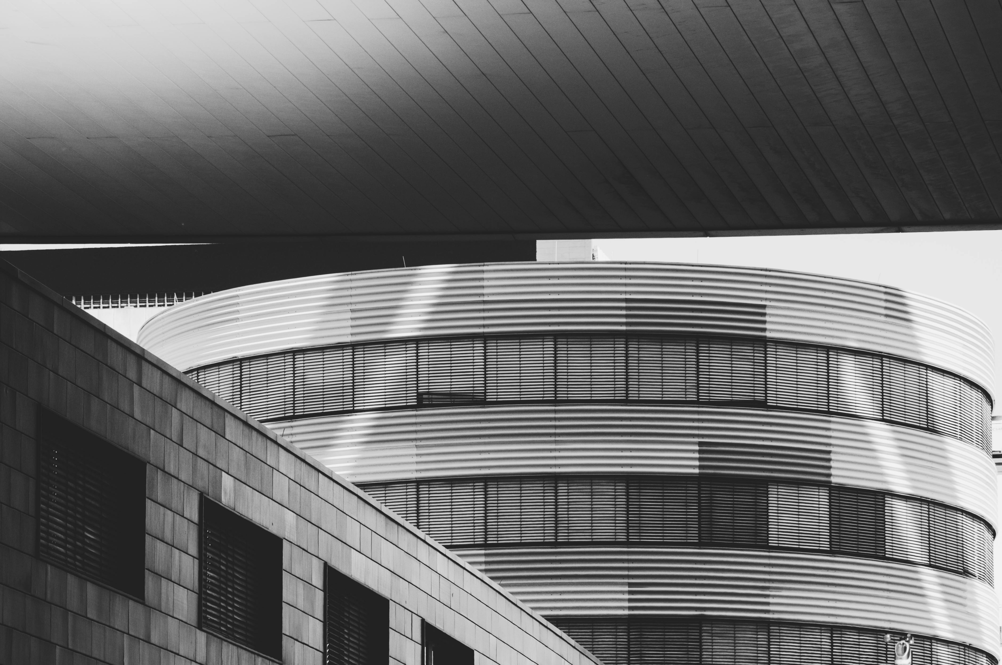 gratis Zwart-witfoto van moderne architectonische structuren met een strak design. Stockfoto