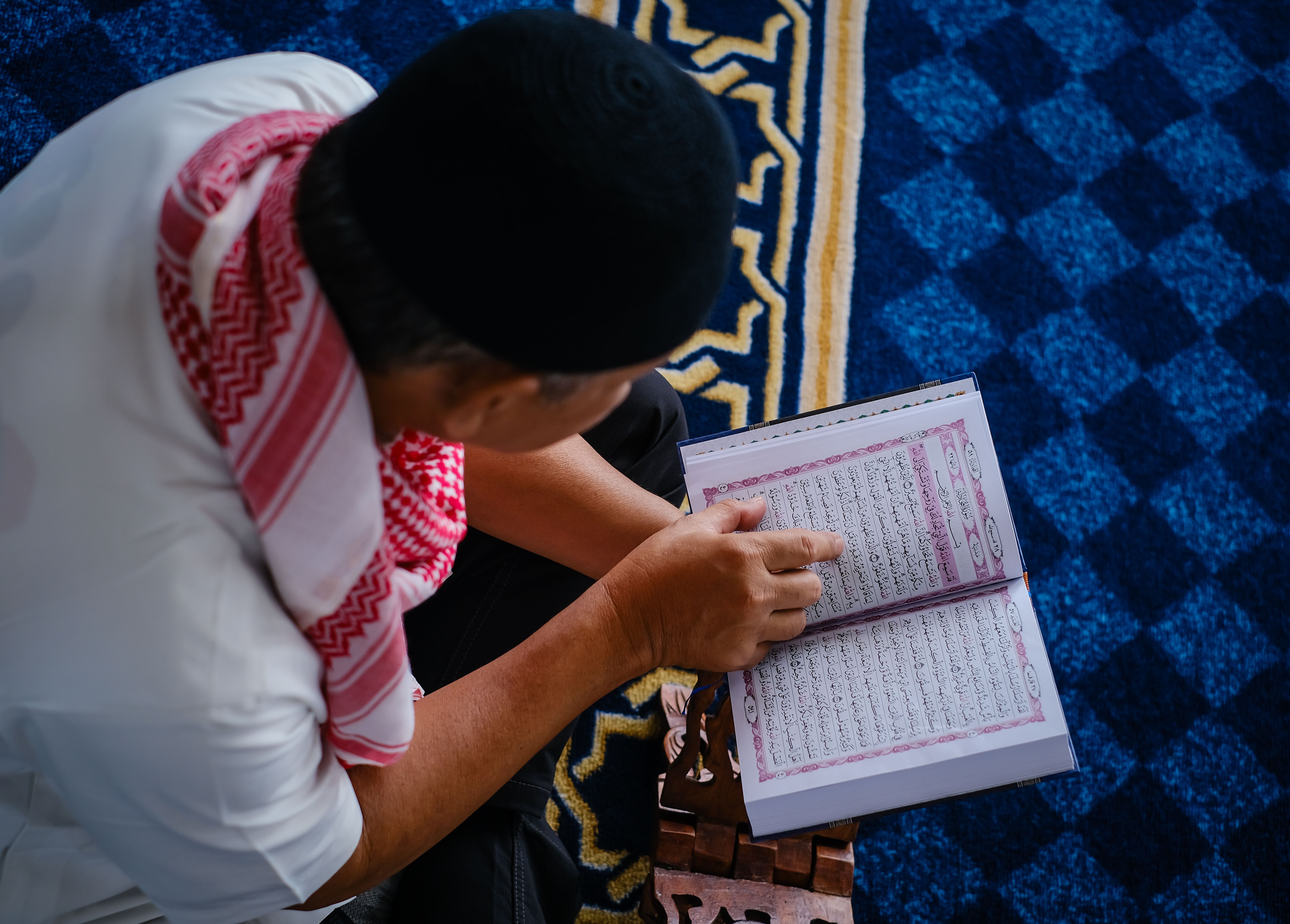 إتقان تلاوة القرآن: قواعد التجويد المتقدمة والمقامات الموسيقية (المقامات) لتعميق اتصالك