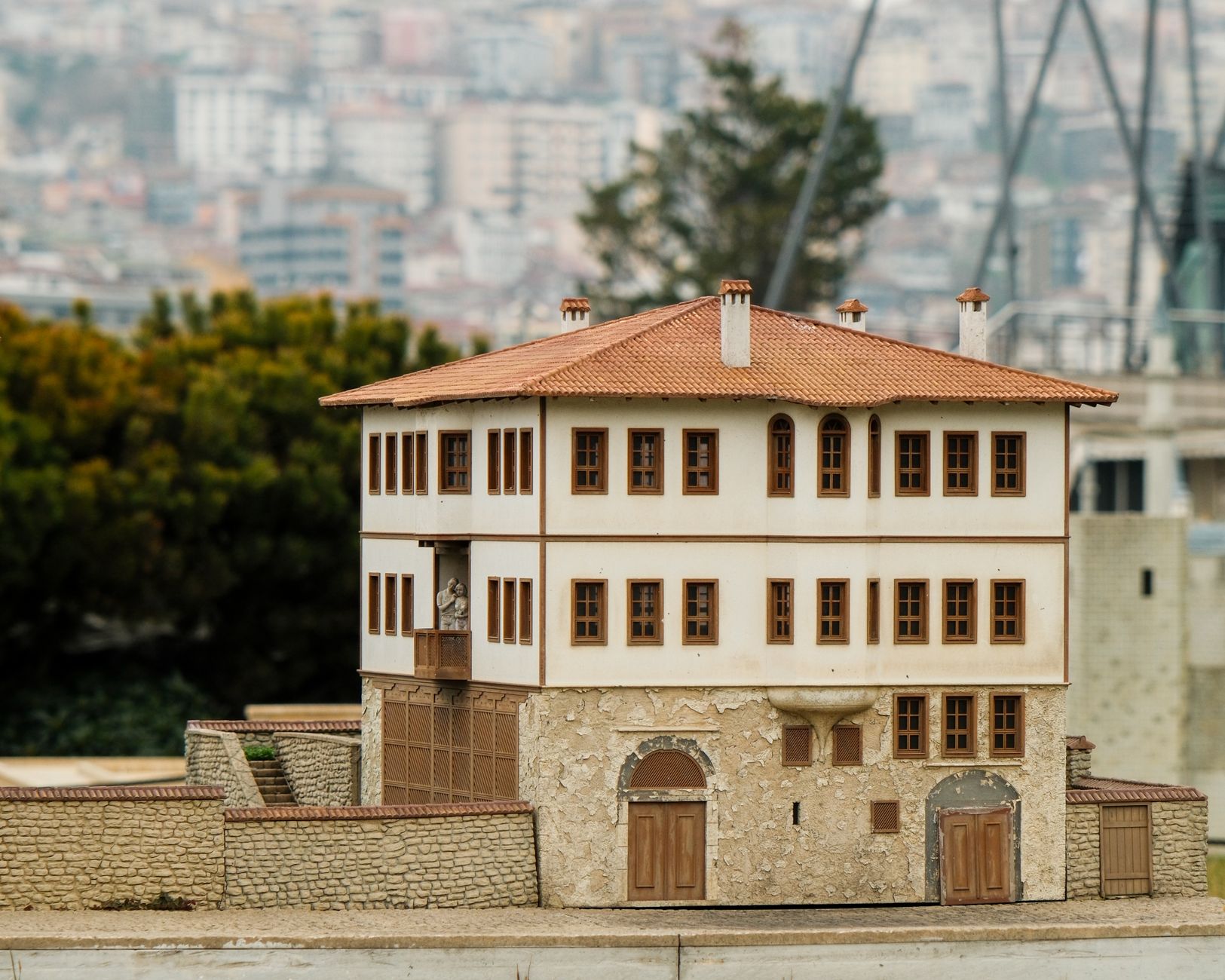 A detailed model of a traditional Ottoman house located in Miniatürk, showcasing Istanbul's rich architectural history.