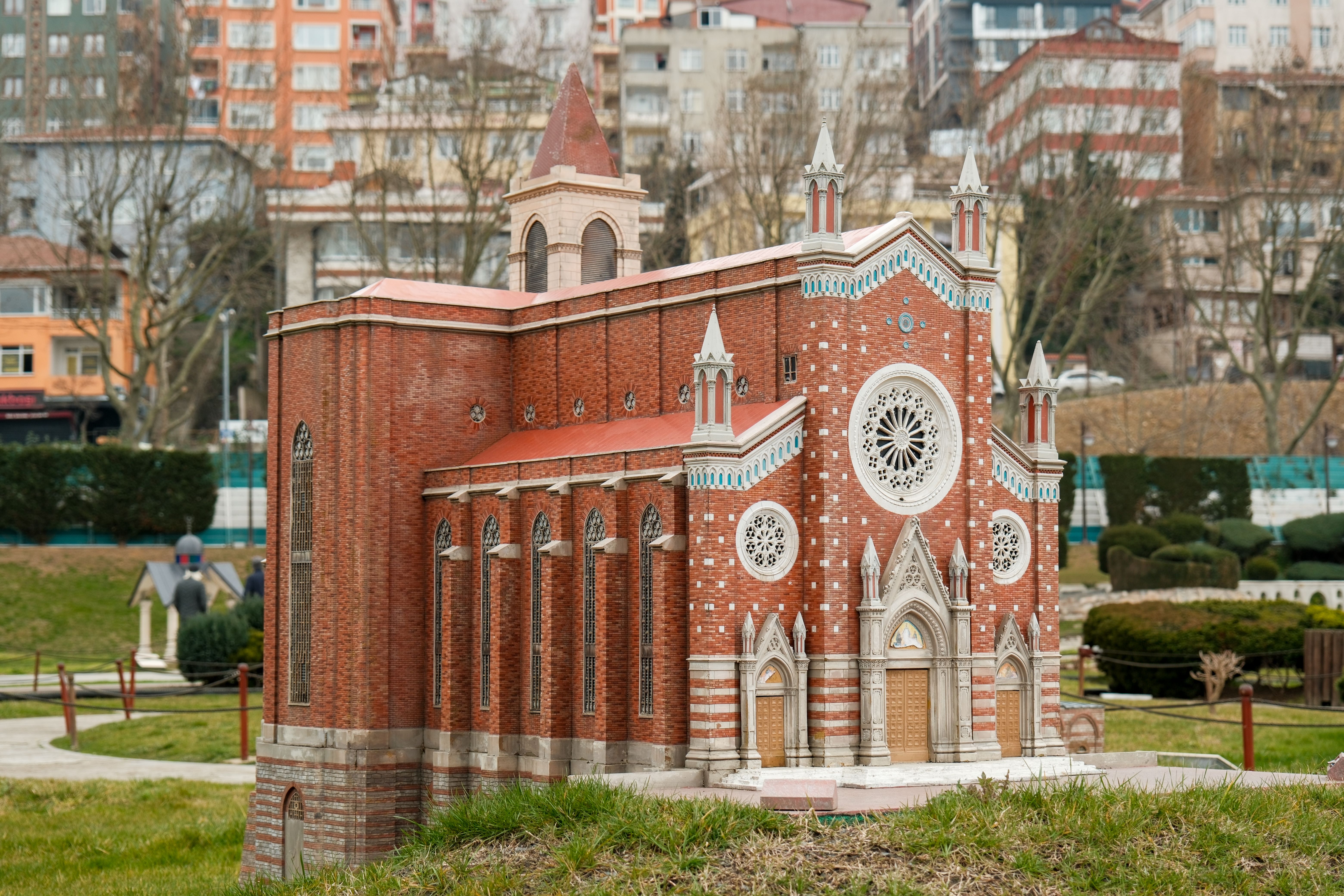 Lego parçalarından yapılmış kilise maketi