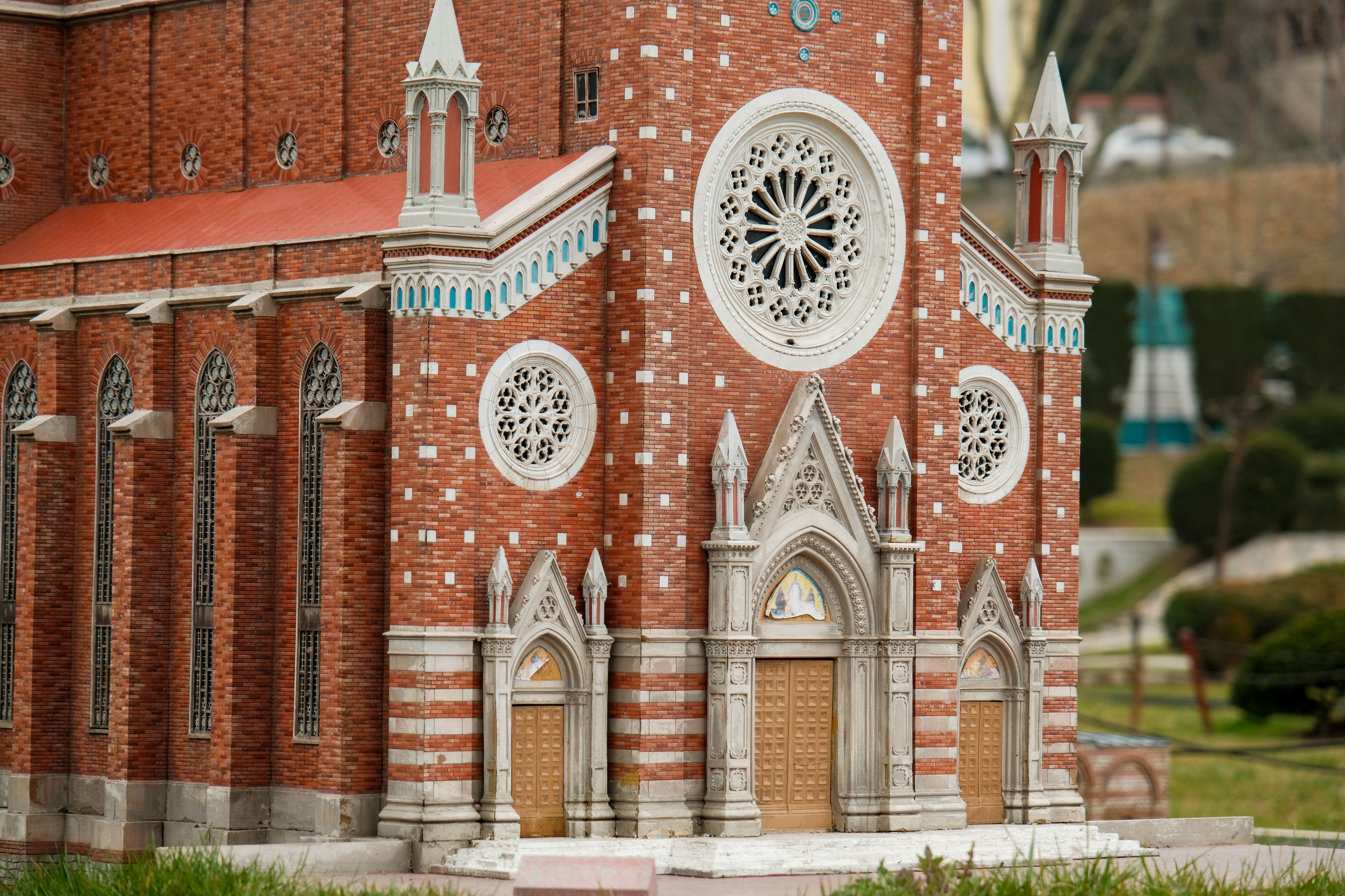 Legodan inşa edilmiş tarihi kilise maketi