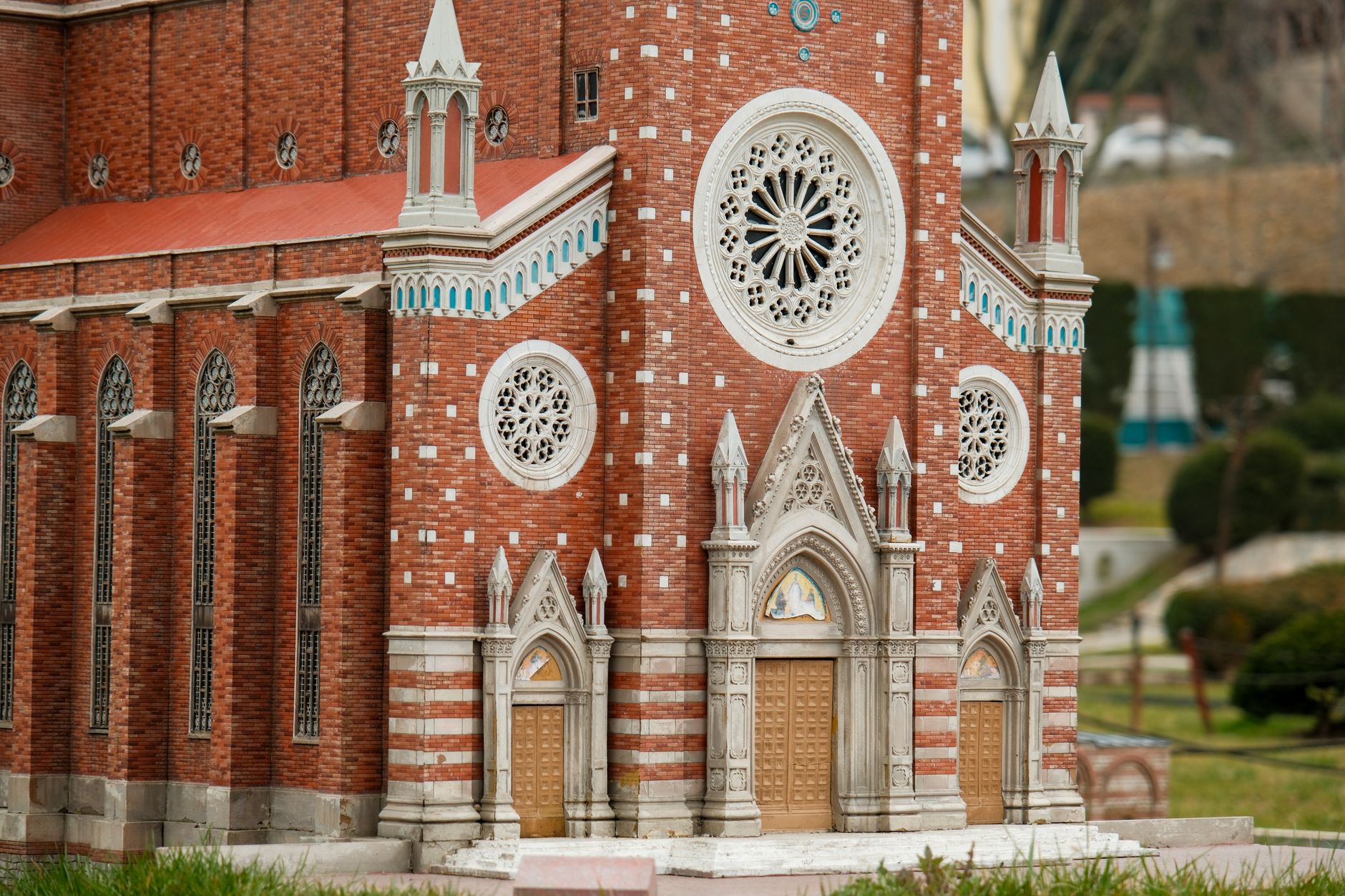 Legodan inşa edilmiş tarihi kilise maketi