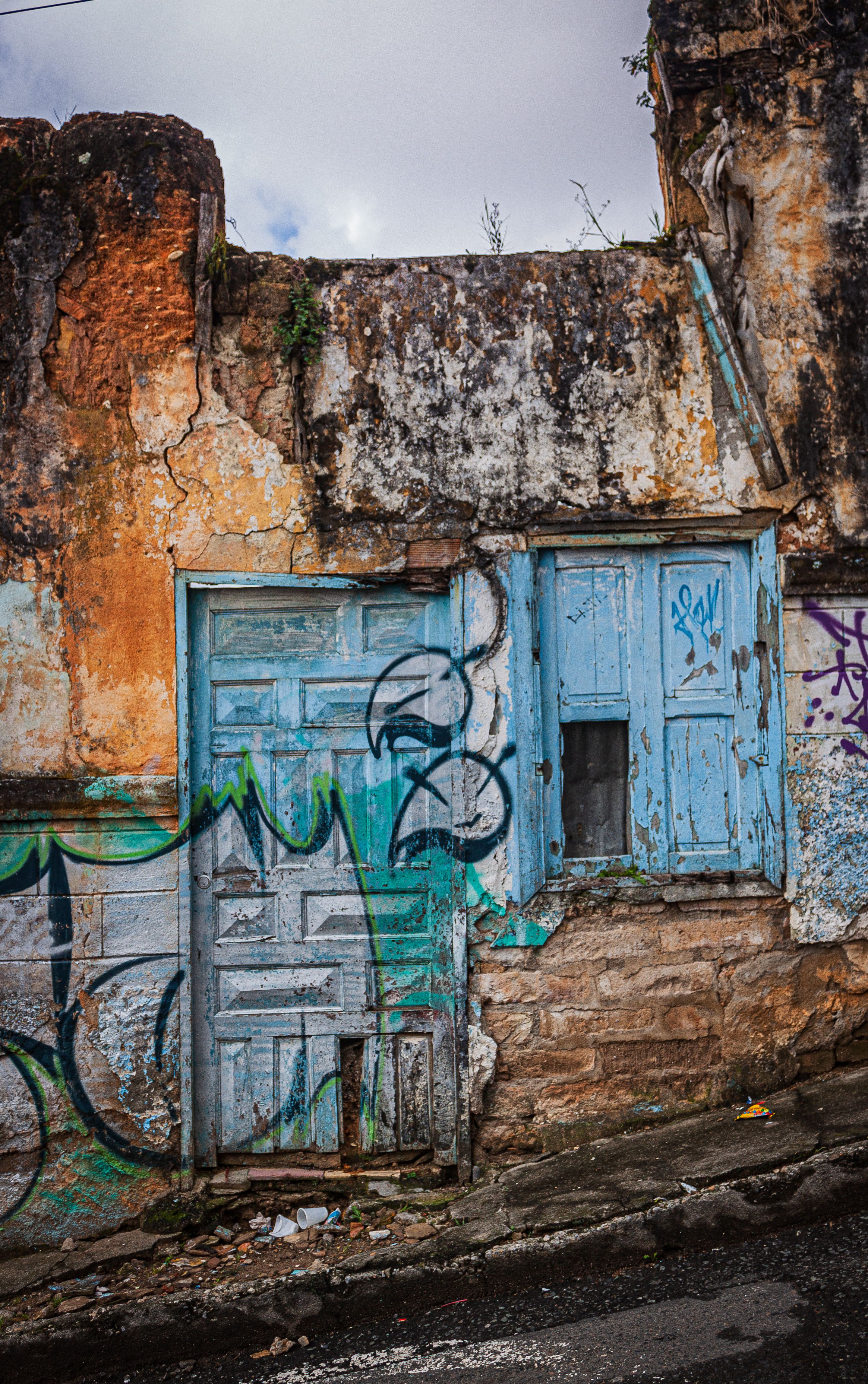 Rustic Abandoned Building with Graffiti Art · Free Stock Photo