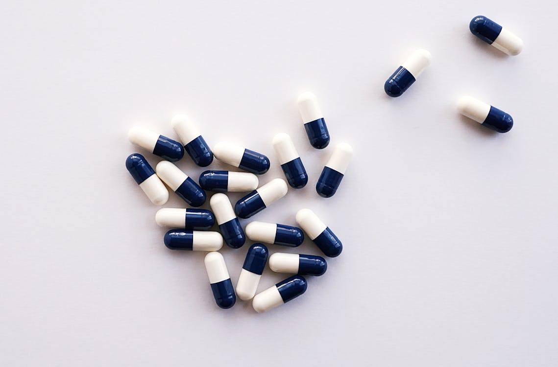 Weiße Und Blaue Medikamentenpillen