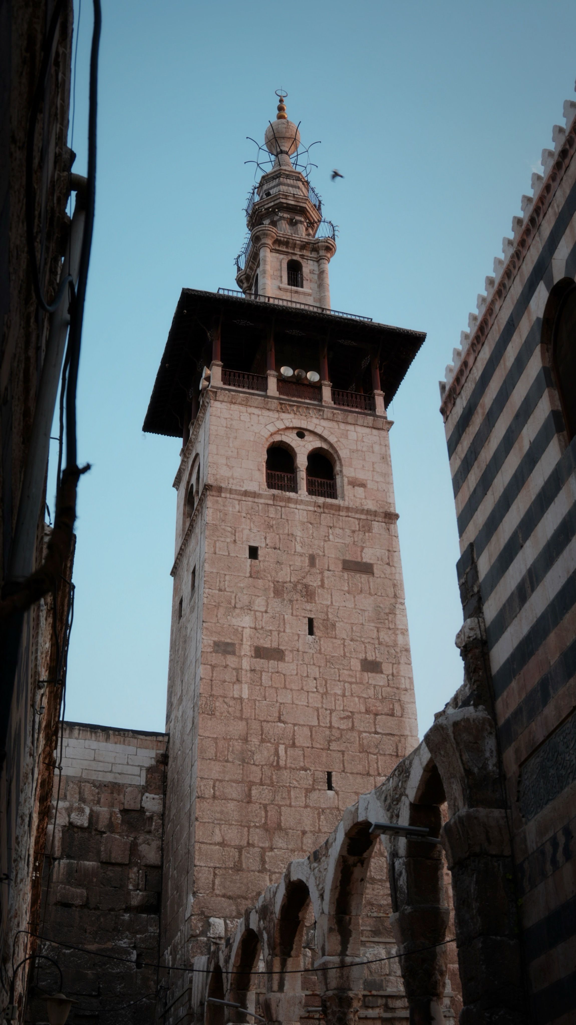 Gratis Et slående syn af en historisk minaret i Damaskus, der fremviser gammel arkitektur mod en klar himmel. Lagerfoto