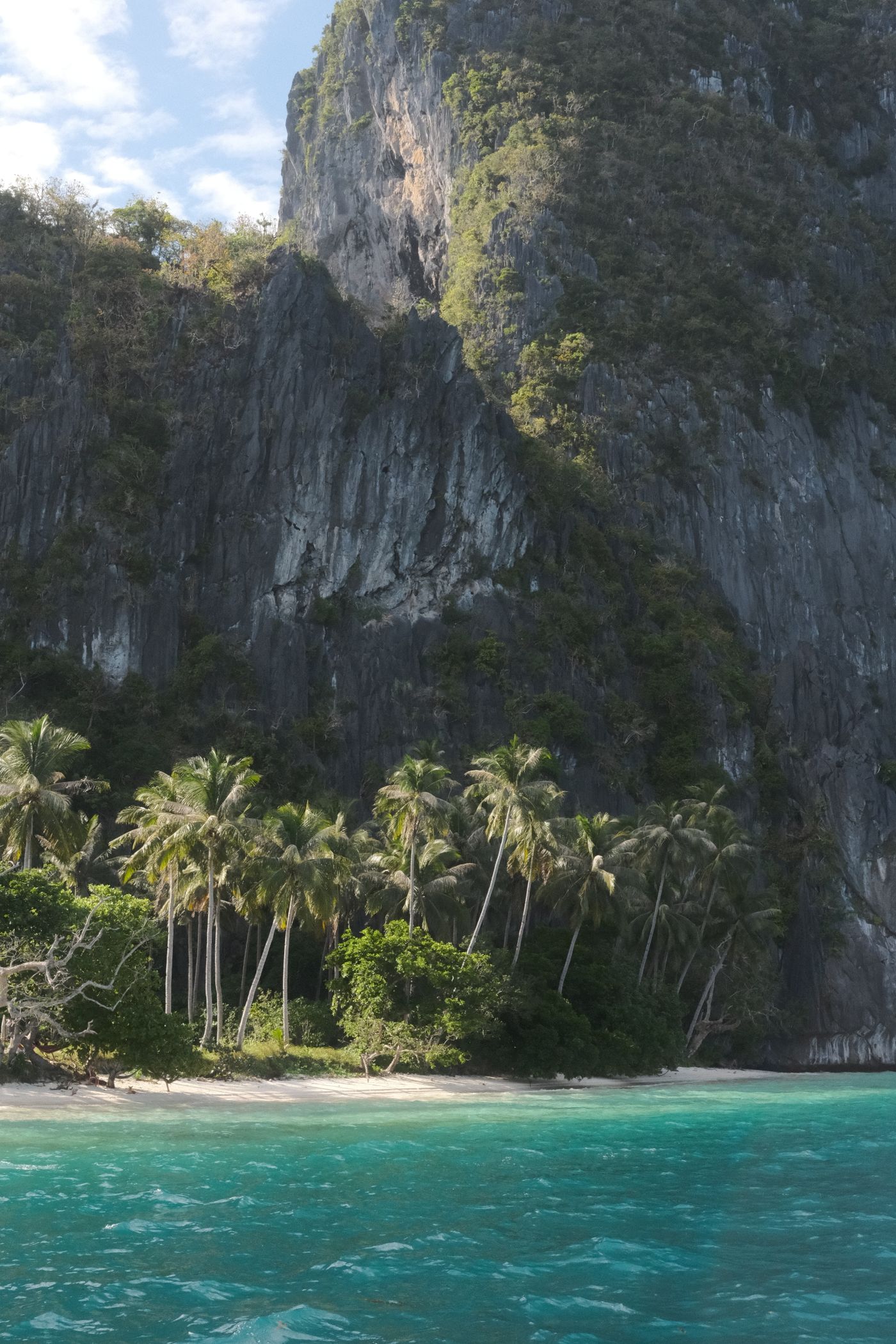 Tranquil beach with limestone cliffs and turquoise water in El Nido, Palawan, Philippines