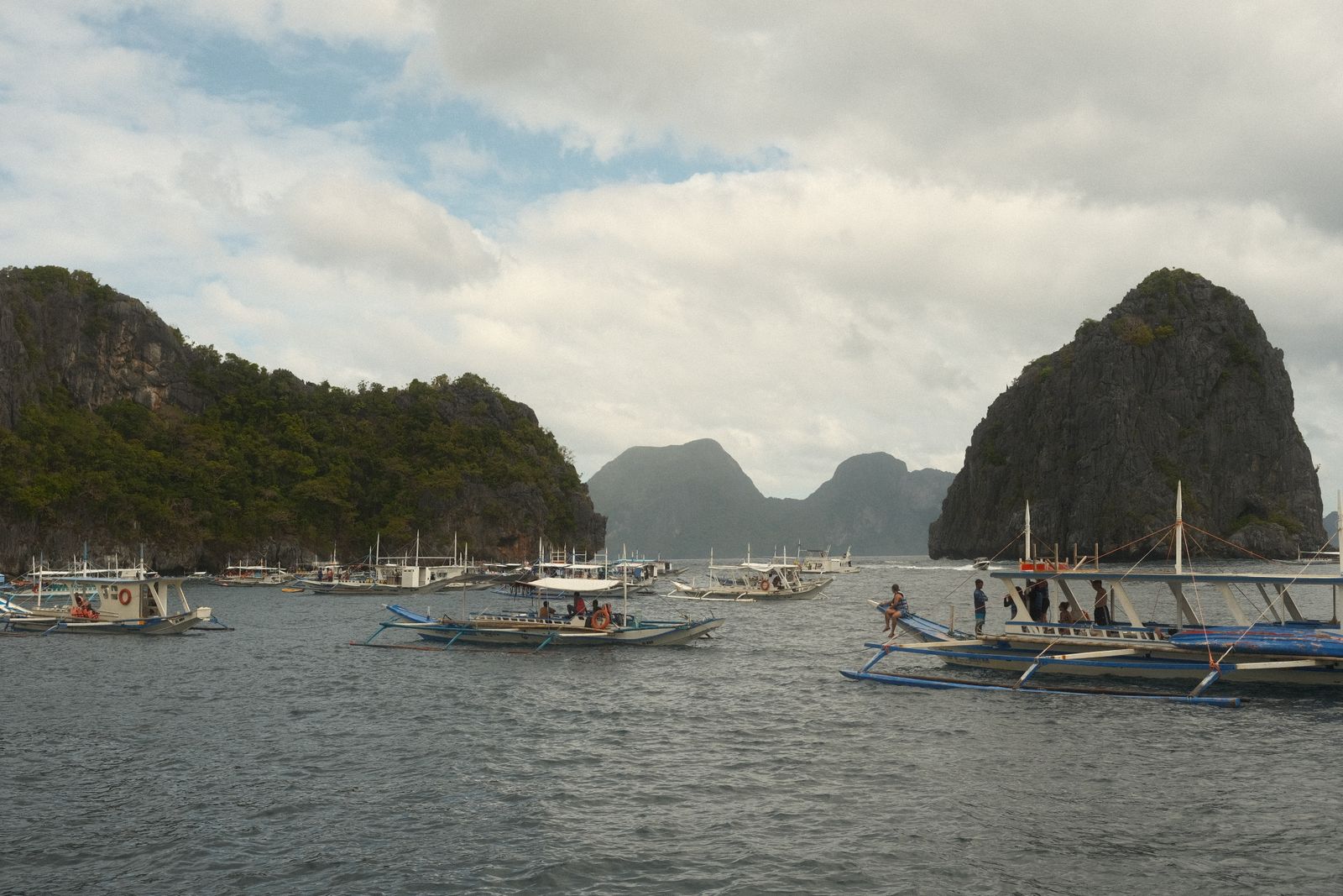Turquoise water and limestone cliffs in El Nido, Palawan
