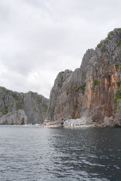Free Dramatic limestone cliffs and calm waters in El Nido, a stunning tropical paradise. Stock Photo