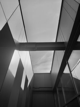 Tiefschwarzes Schwarz & Weiß – AMOLED Hintergrundbild (von Yurii Happiness, 12240×16320, #36521325)