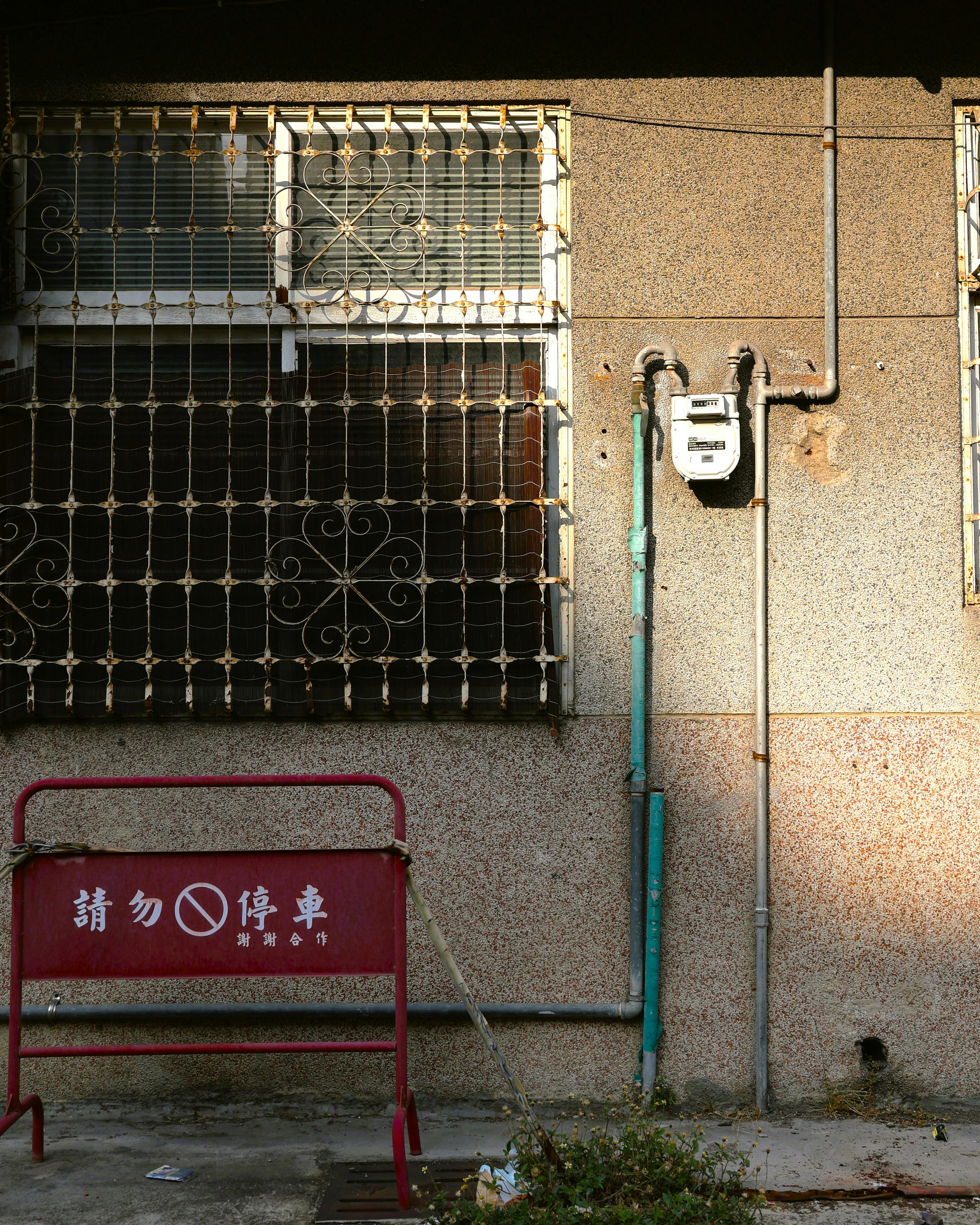 無料 台湾の建物正面を写した街並み。正面には駐車禁止の標識が立っている。 写真素材