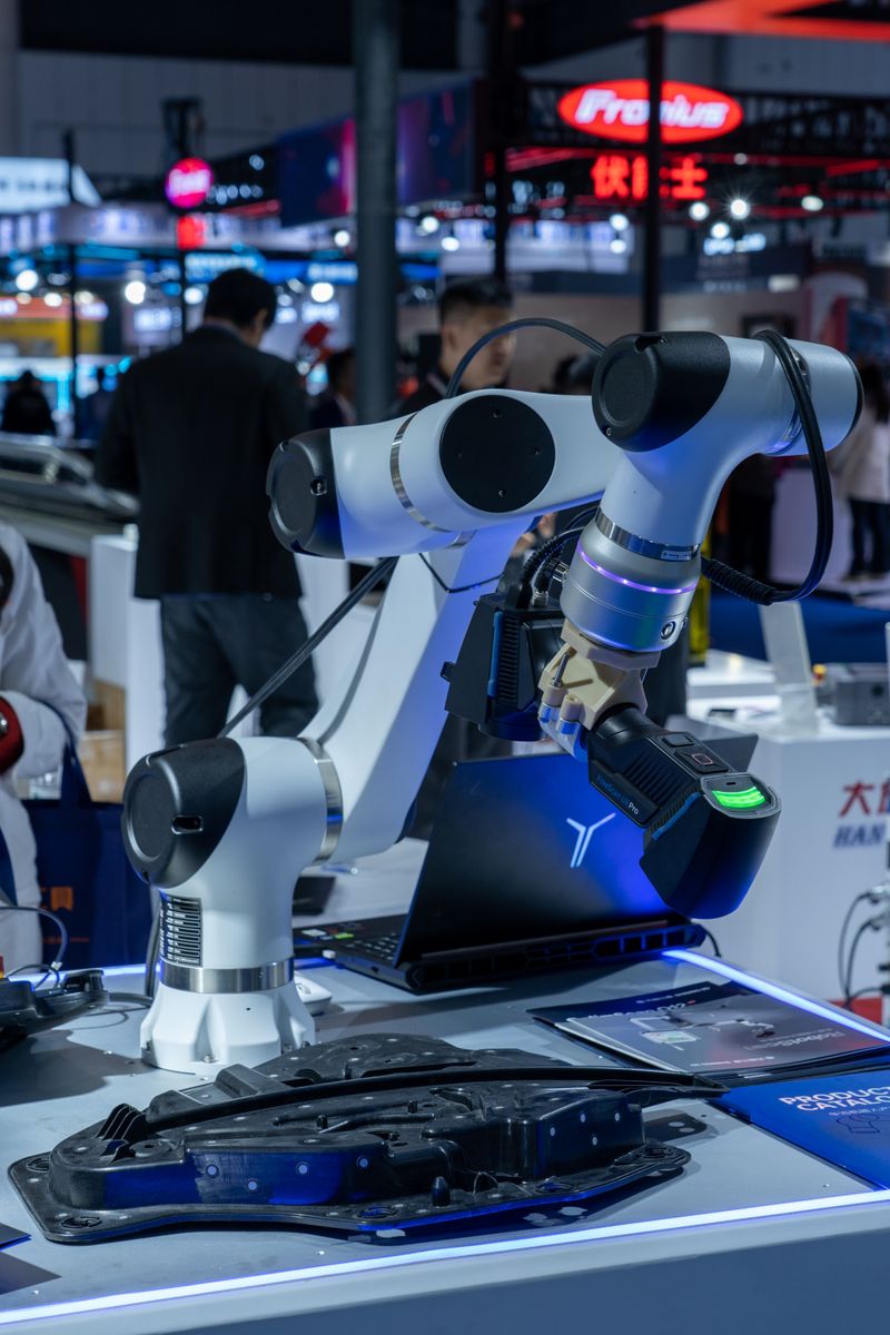 Braços robóticos numa feira de tecnologia