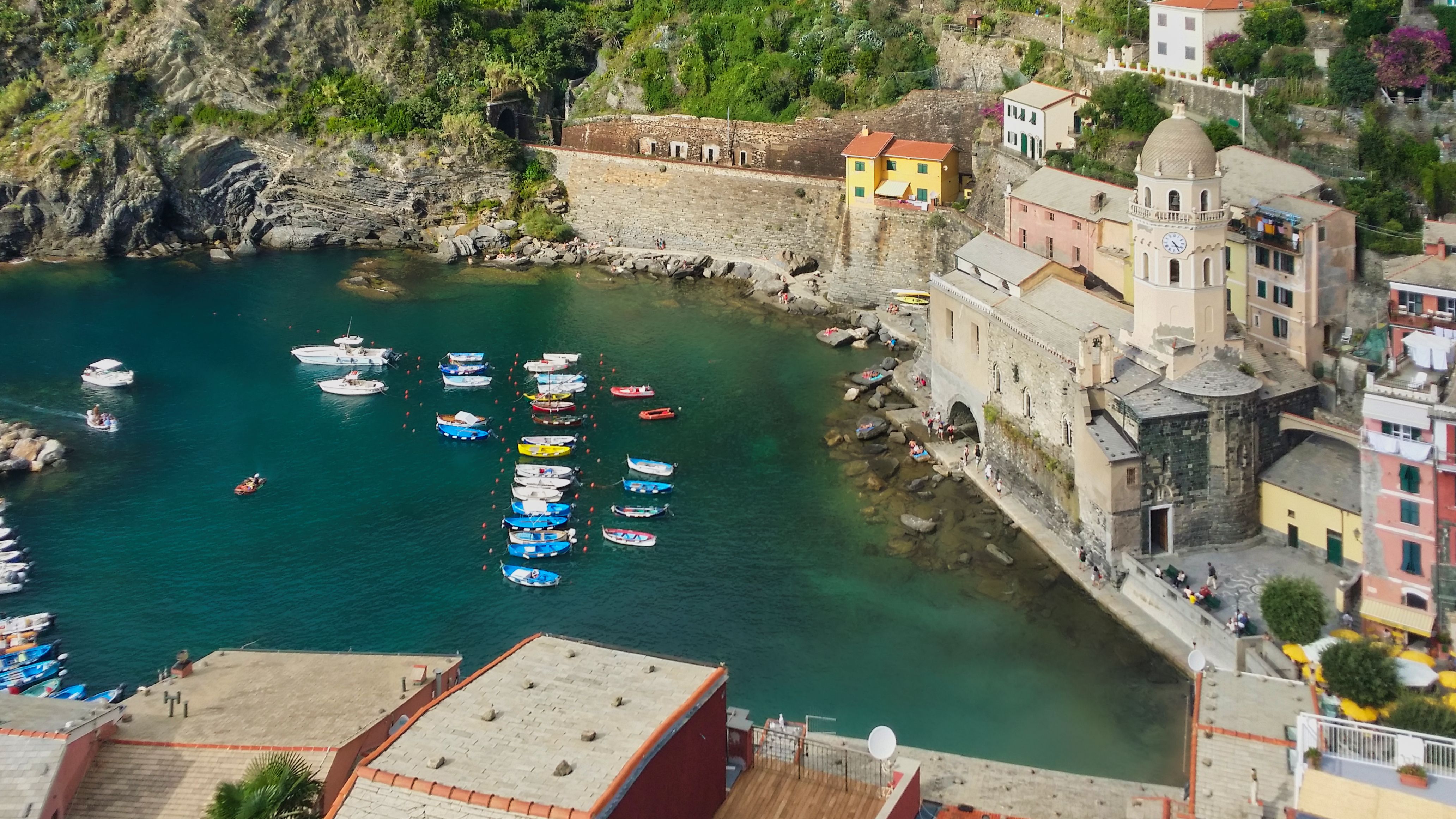 Cinque Terre gyalogos ösvények: útvonaltervező kezdőknek – Vernazza harbor Cinque Terre aerial view