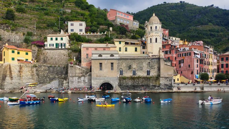 Barevné domky Cinque Terre nad mořem v Ligurii